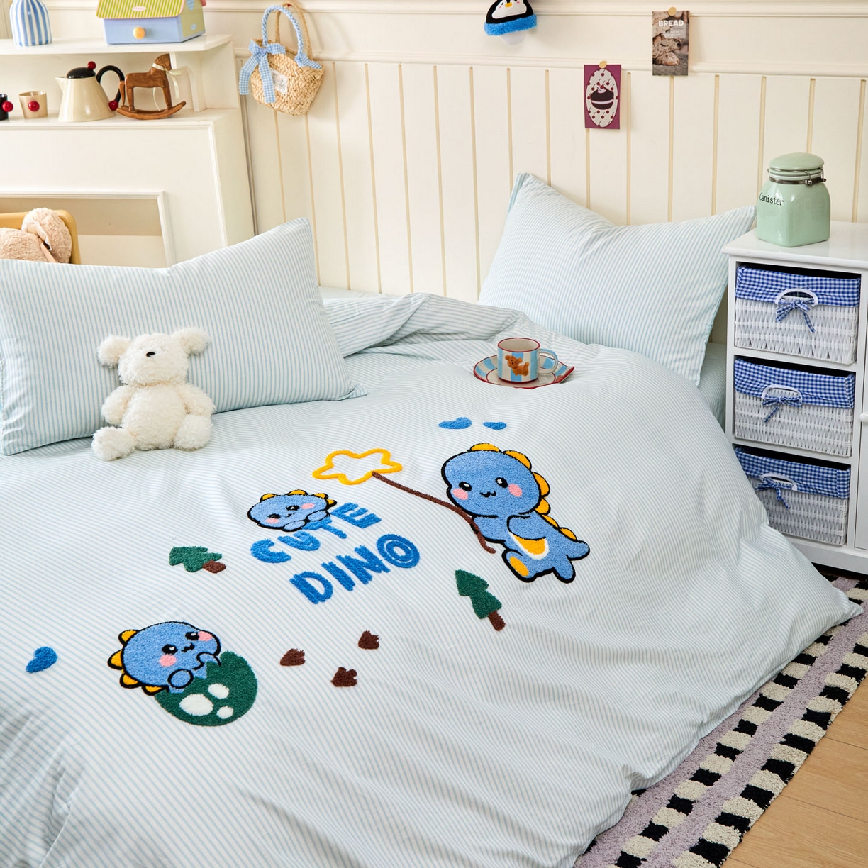 91家纺网 家纺一手货源 找家纺 倾慕家纺 2026新款全棉卡通毛巾绣系列四件套 小树恐龙