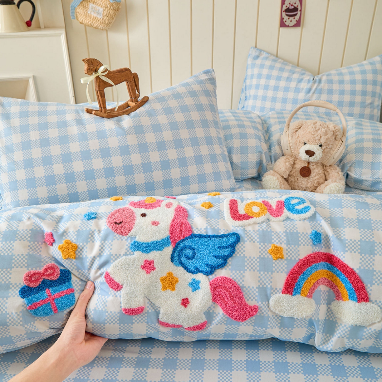 91家纺网 家纺一手货源 找家纺 倾慕家纺 2026新款全棉卡通毛巾绣系列四件套 彩虹马