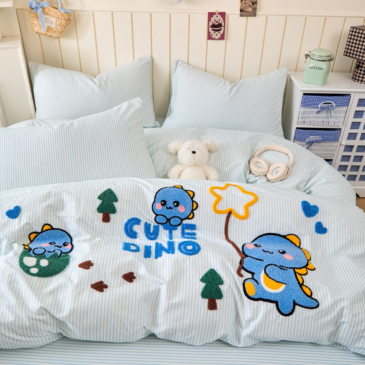 91家纺网 家纺一手货源 找家纺 倾慕家纺 2026新款全棉卡通毛巾绣系列四件套 小树恐龙