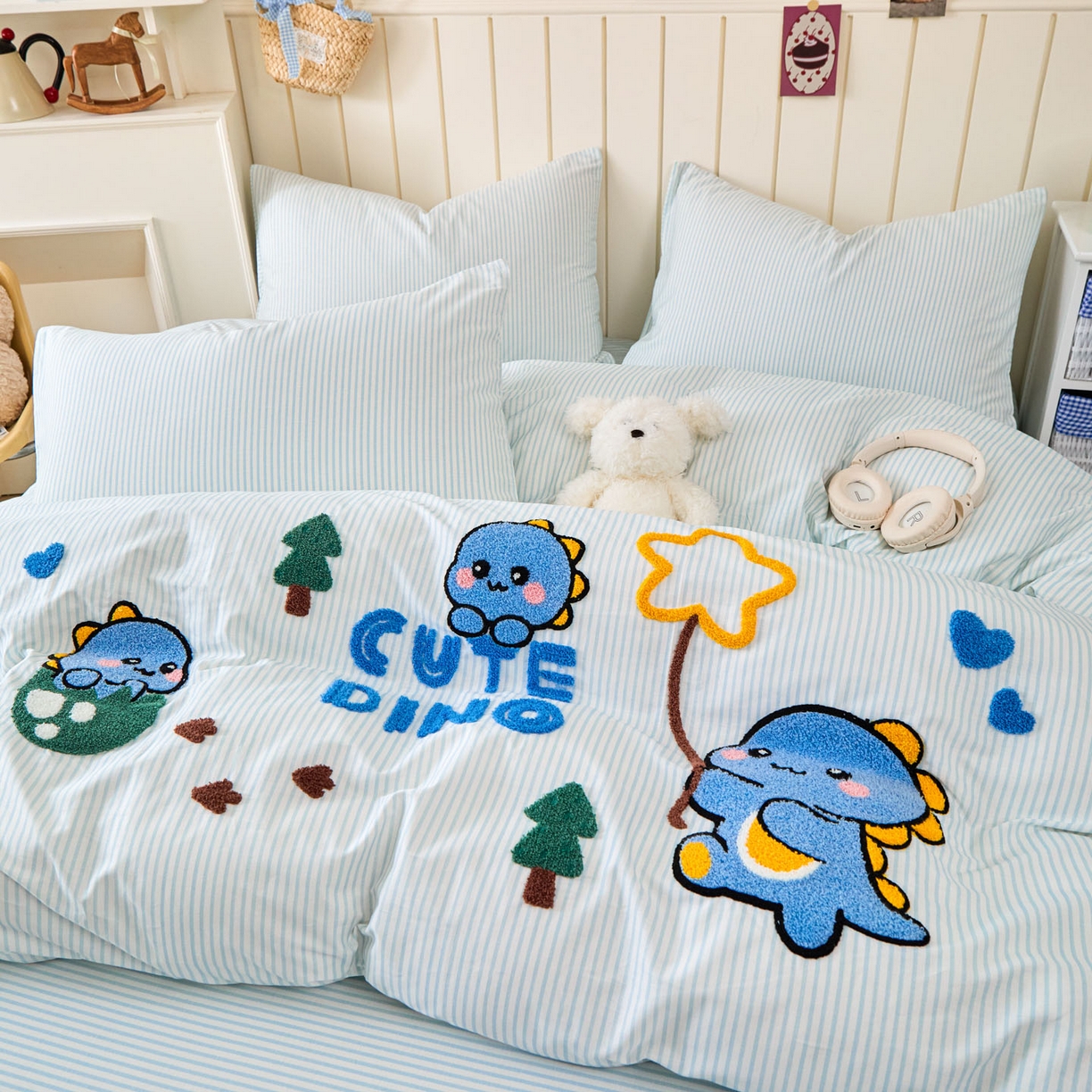 91家纺网 家纺一手货源 找家纺 倾慕家纺 2026新款全棉卡通毛巾绣系列四件套 小树恐龙