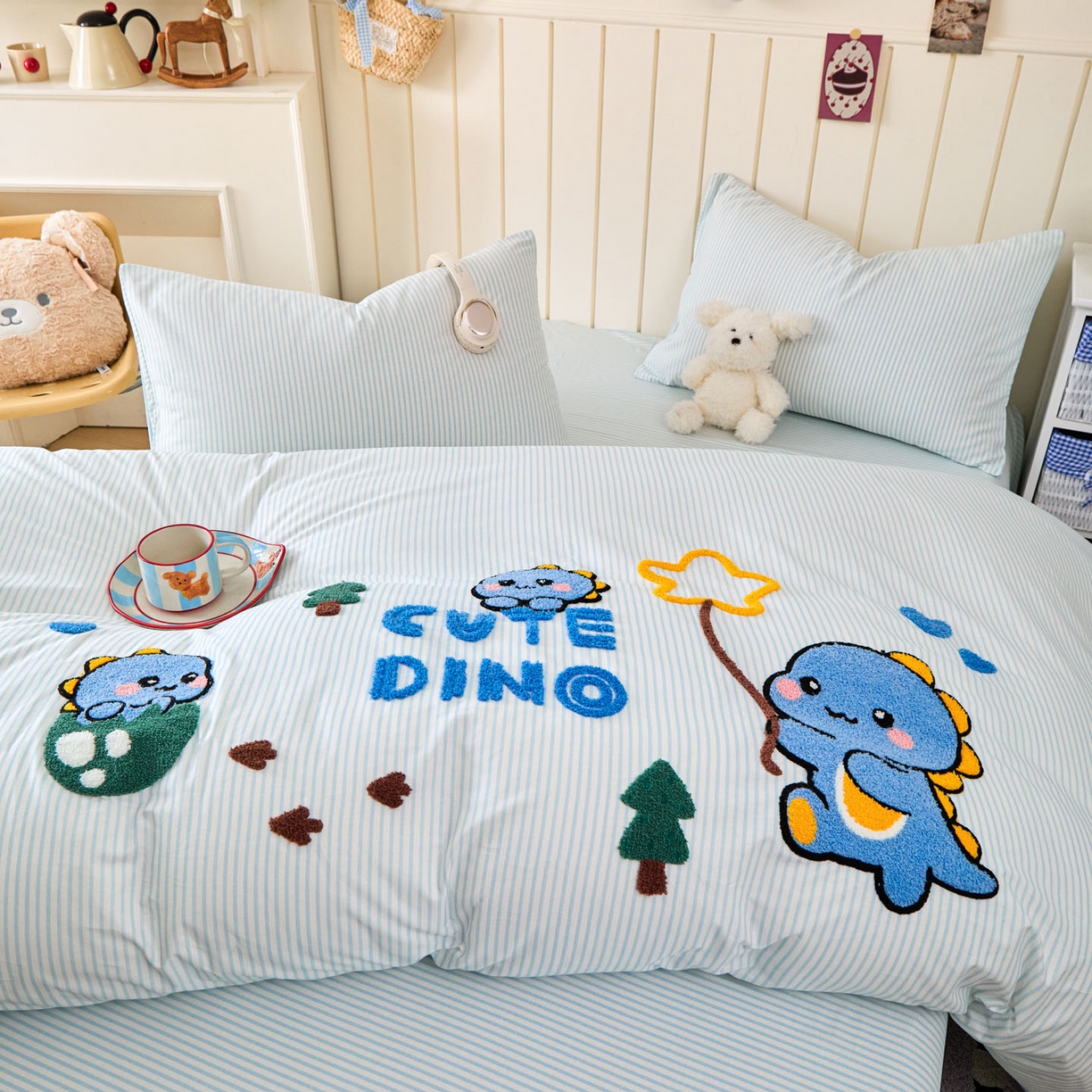 91家纺网 家纺一手货源 找家纺 倾慕家纺 2026新款全棉卡通毛巾绣系列四件套 小树恐龙