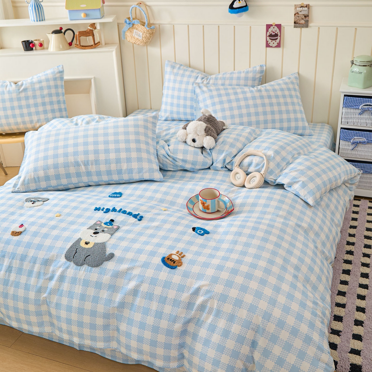 91家纺网 家纺一手货源 找家纺 倾慕家纺 2026新款全棉卡通毛巾绣系列四件套 格子小狗