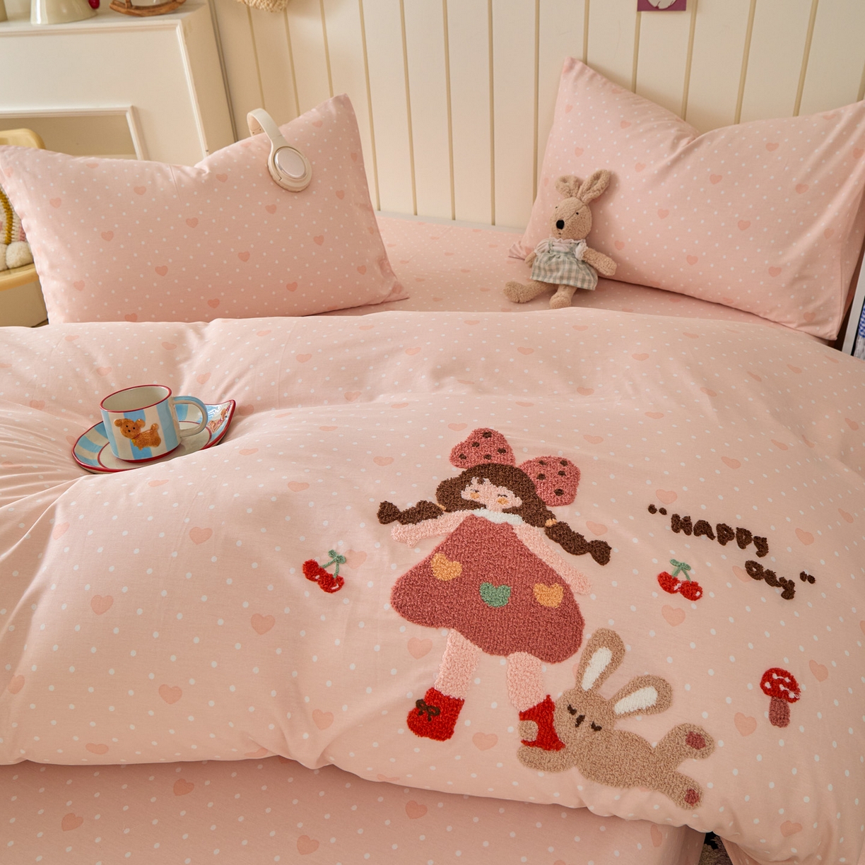 91家纺网 家纺一手货源 找家纺 倾慕家纺 2026新款全棉卡通毛巾绣系列四件套 小兔女孩