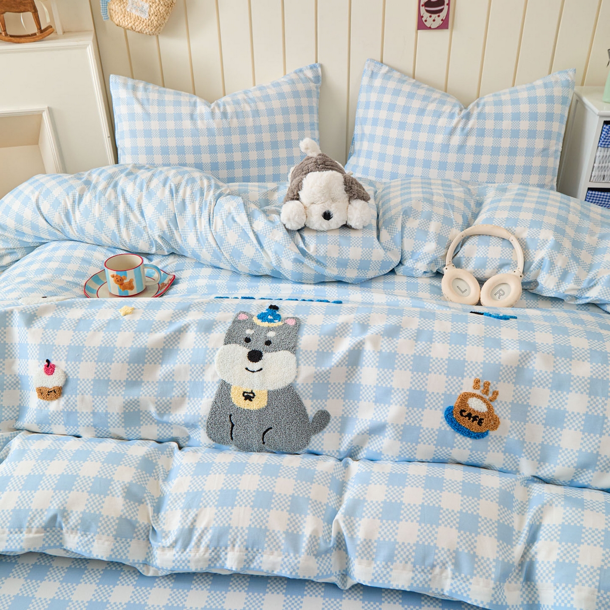 91家纺网 家纺一手货源 找家纺 倾慕家纺 2026新款全棉卡通毛巾绣系列四件套 格子小狗