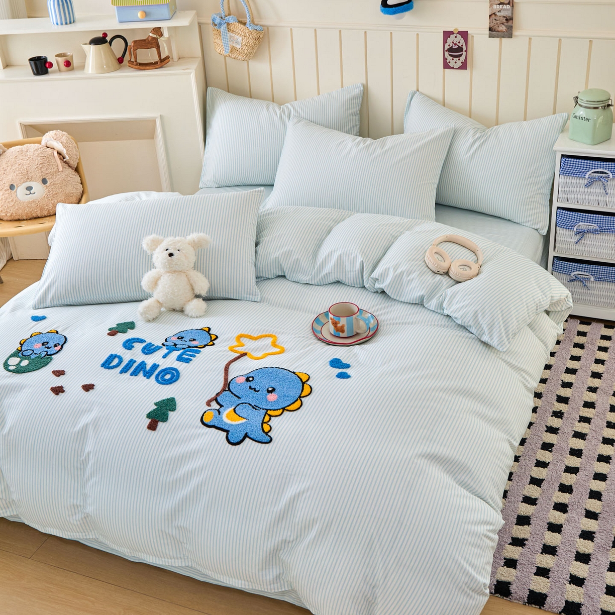 91家纺网 家纺一手货源 找家纺 倾慕家纺 2026新款全棉卡通毛巾绣系列四件套 小树恐龙