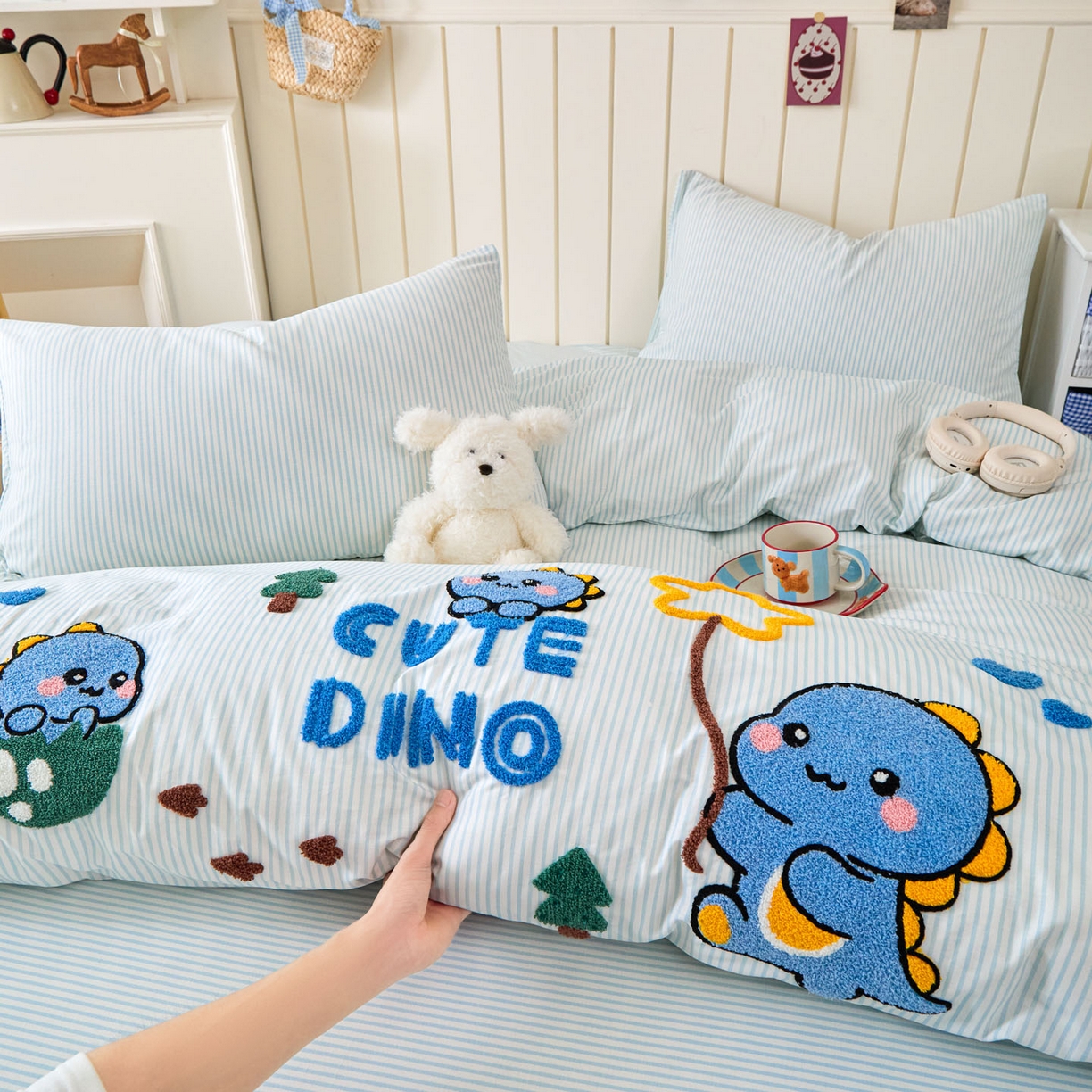 91家纺网 家纺一手货源 找家纺 倾慕家纺 2026新款全棉卡通毛巾绣系列四件套 小树恐龙