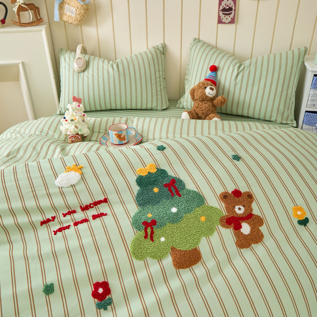 91家纺网 家纺一手货源 找家纺 倾慕家纺 2026新款全棉卡通毛巾绣系列四件套 森林小熊