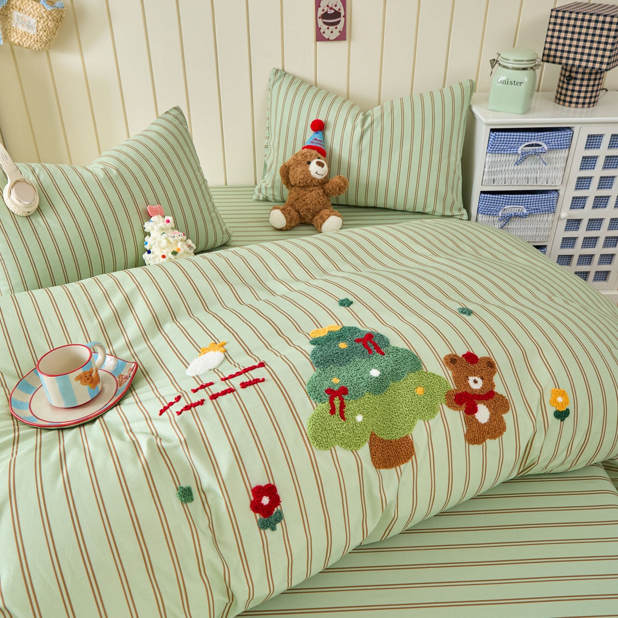 91家纺网 家纺一手货源 找家纺 倾慕家纺 2026新款全棉卡通毛巾绣系列四件套 森林小熊