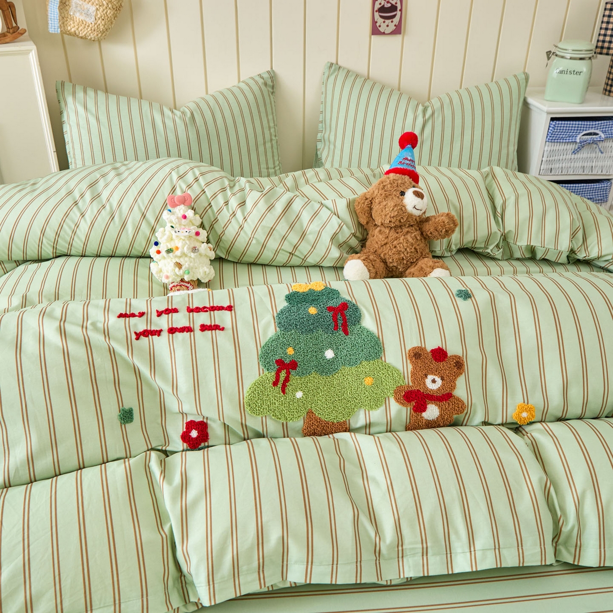 91家纺网 家纺一手货源 找家纺 倾慕家纺 2026新款全棉卡通毛巾绣系列四件套 森林小熊