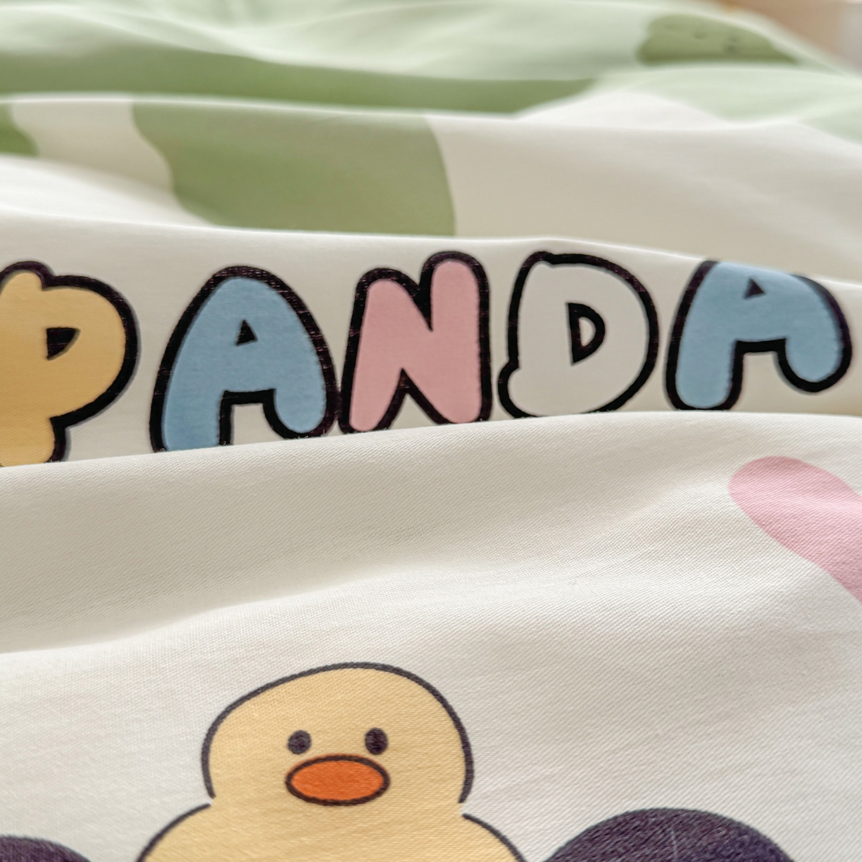 91家纺网 家纺一手货源 找家纺 小蓝孩家纺 2026新款12868全棉印花单被套(联系商家可打折，尺寸可定制) 熊猫鸭鸭乐-绿