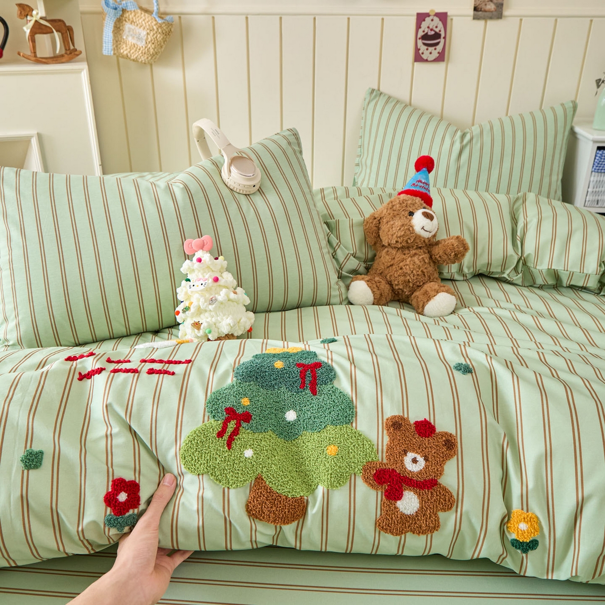 91家纺网 家纺一手货源 找家纺 倾慕家纺 2026新款全棉卡通毛巾绣系列四件套 森林小熊