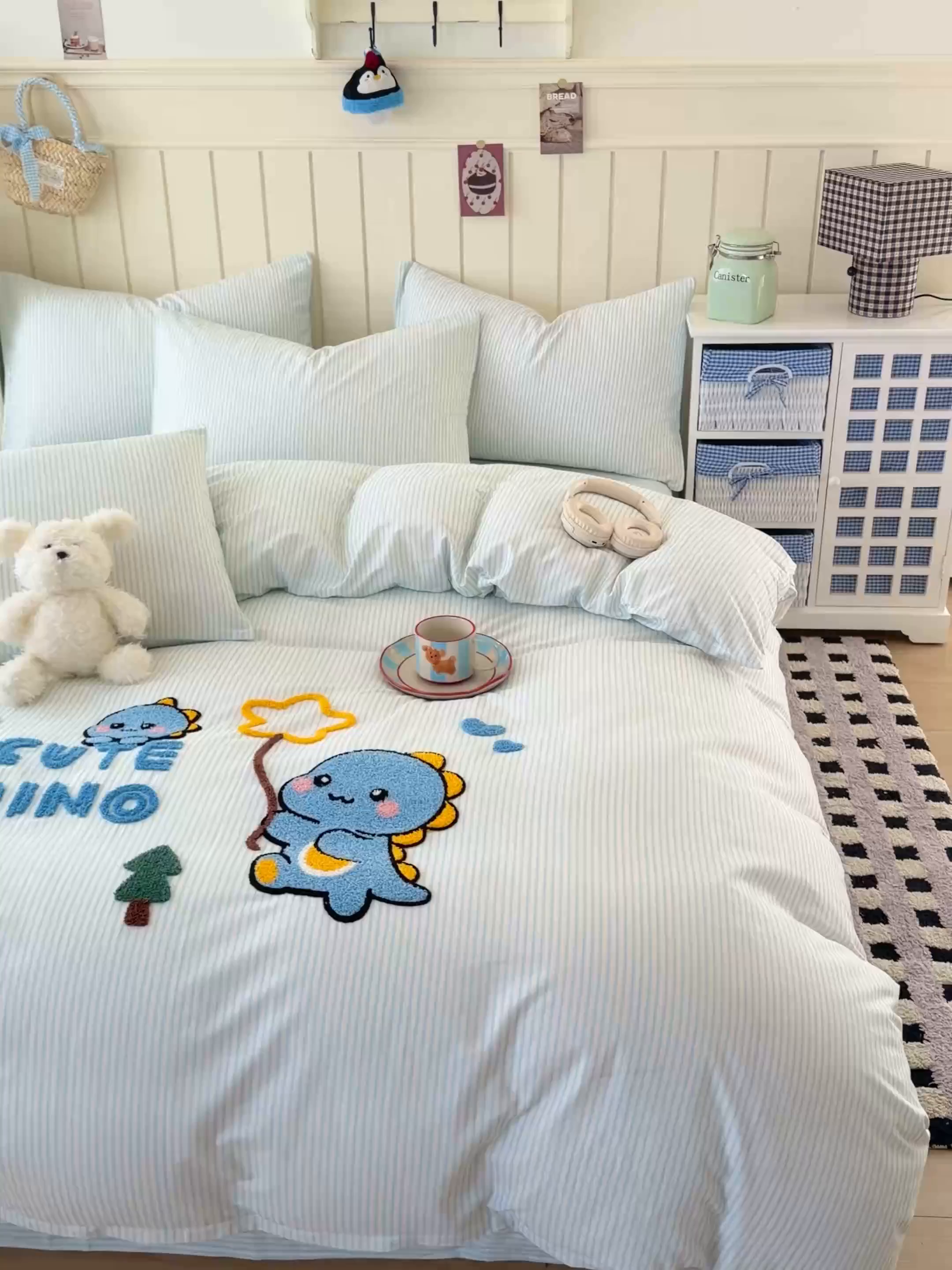 91家纺网 家纺一手货源 找家纺 倾慕家纺 2026新款全棉卡通毛巾绣系列四件套 小树恐龙