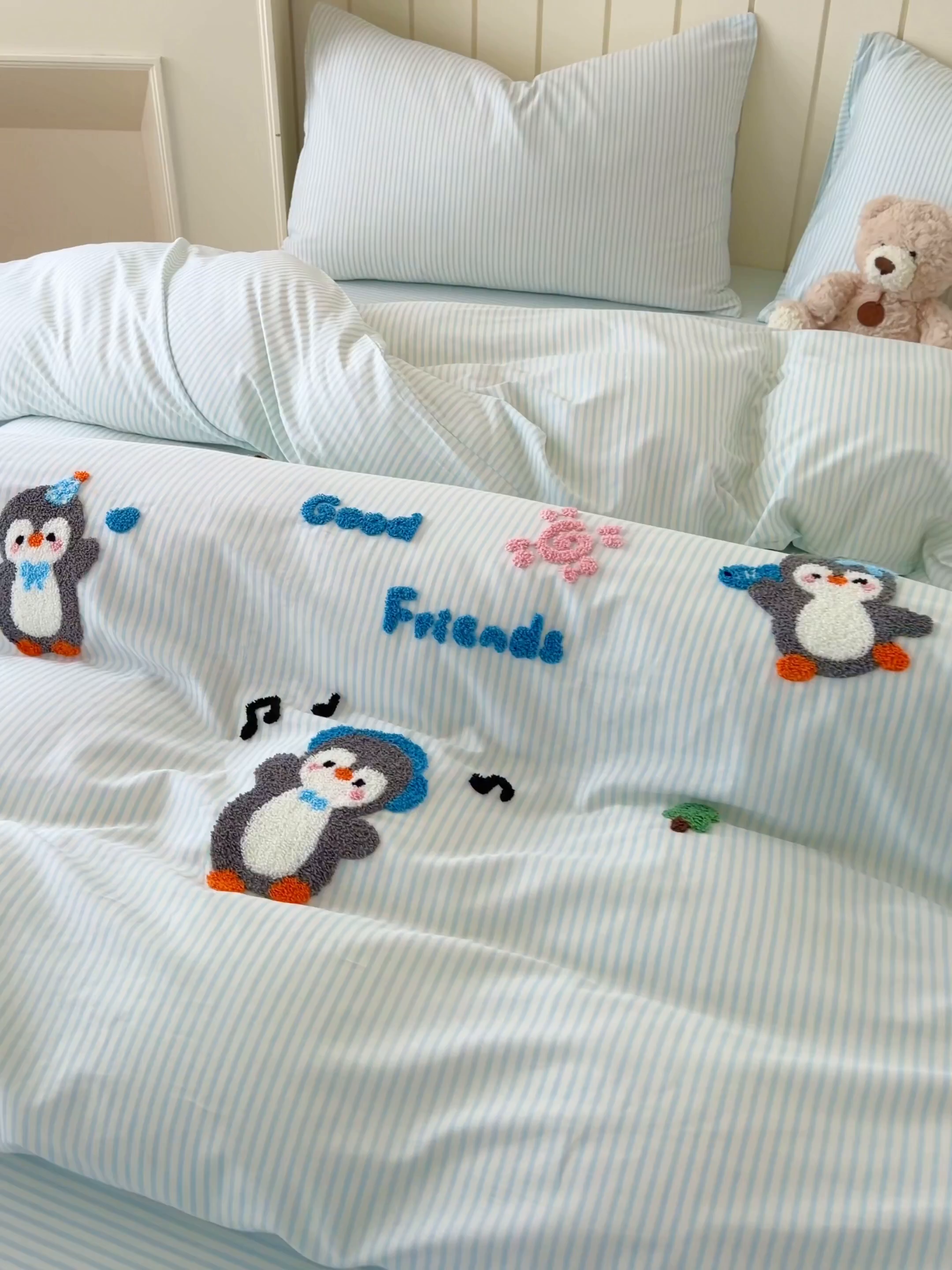 91家纺网 家纺一手货源 找家纺 倾慕家纺 2026新款全棉卡通毛巾绣系列四件套 欢乐企鹅