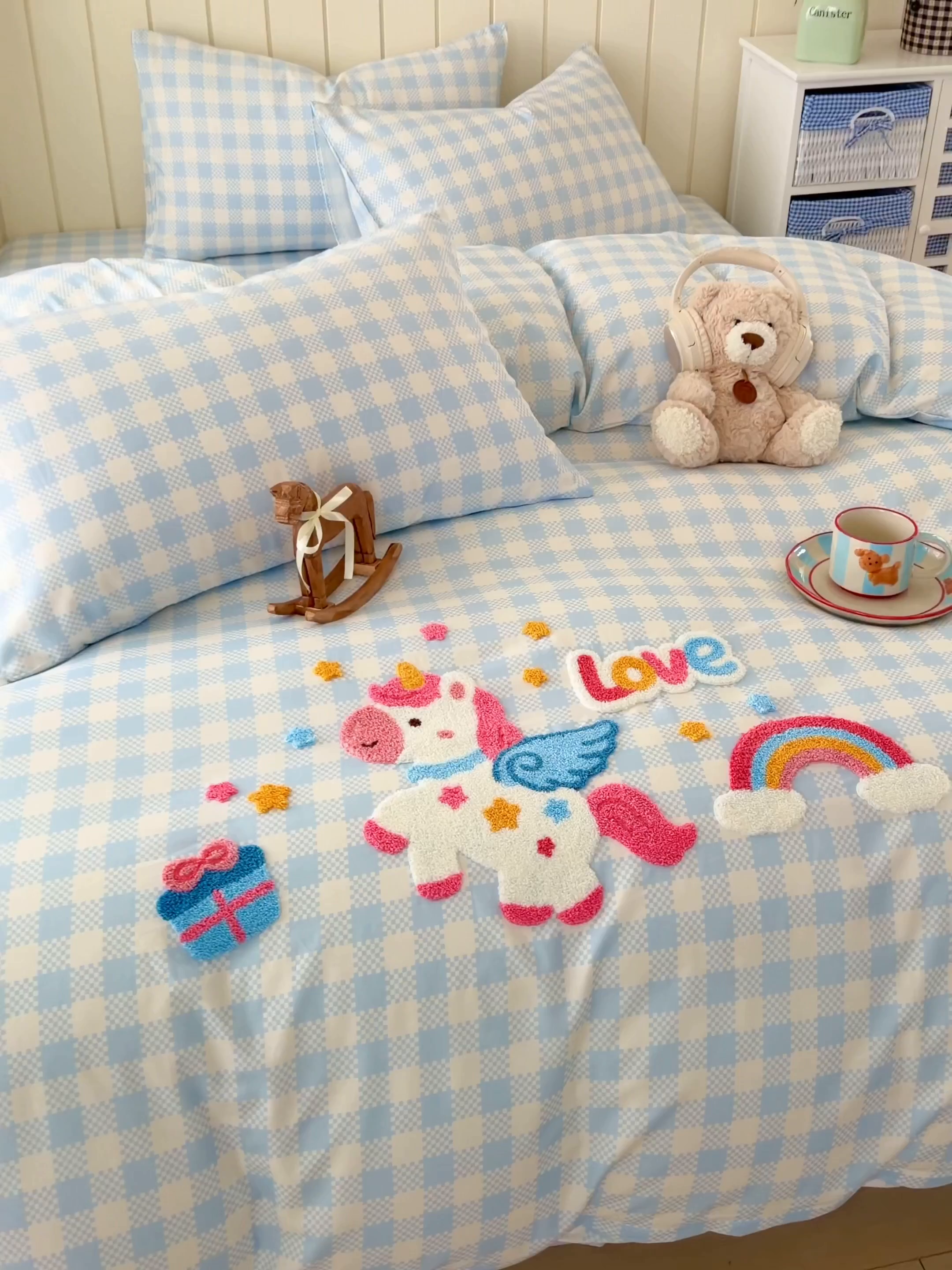 91家纺网 家纺一手货源 找家纺 倾慕家纺 2026新款全棉卡通毛巾绣系列四件套 彩虹马