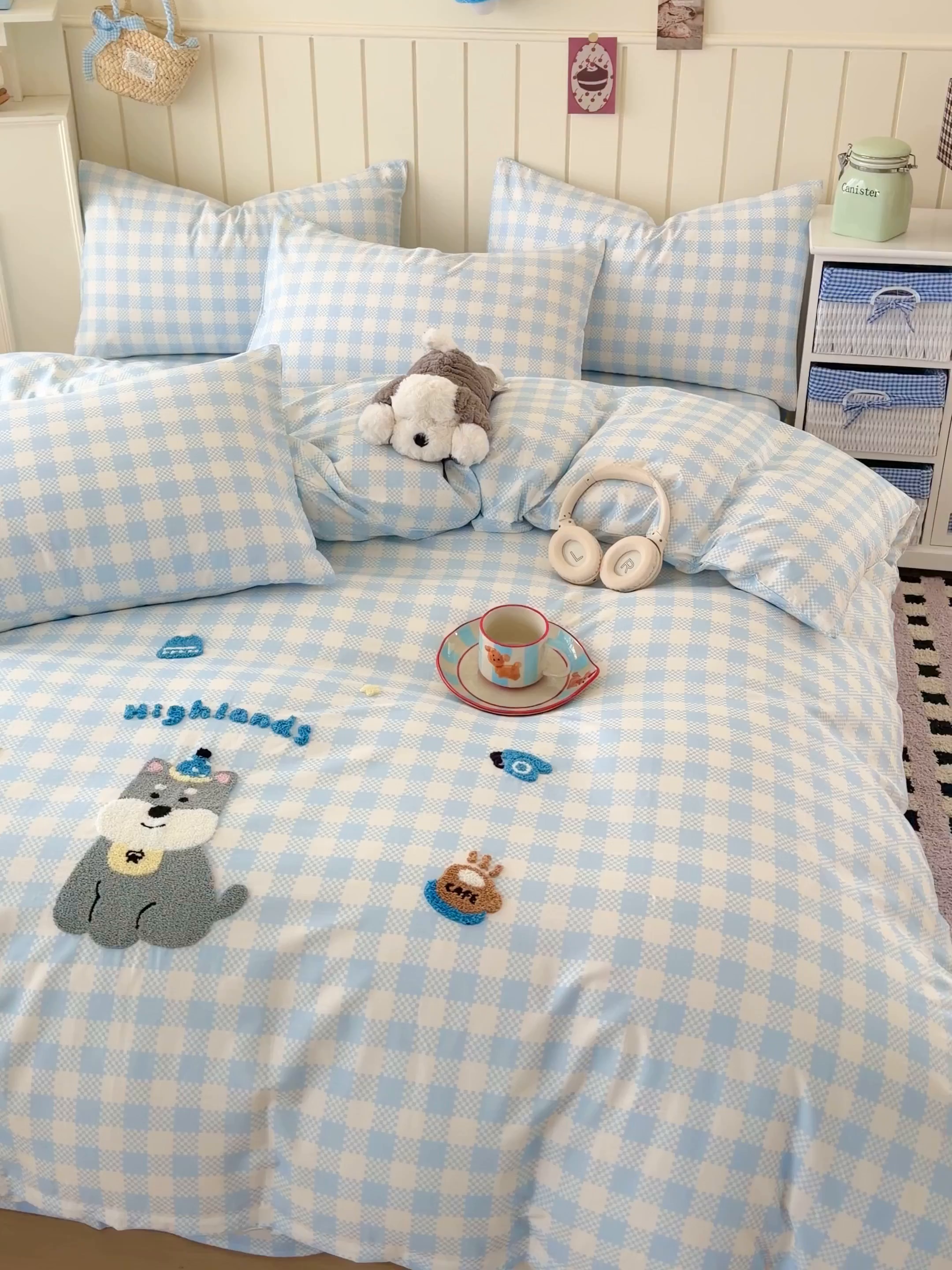 91家纺网 家纺一手货源 找家纺 倾慕家纺 2026新款全棉卡通毛巾绣系列四件套 格子小狗