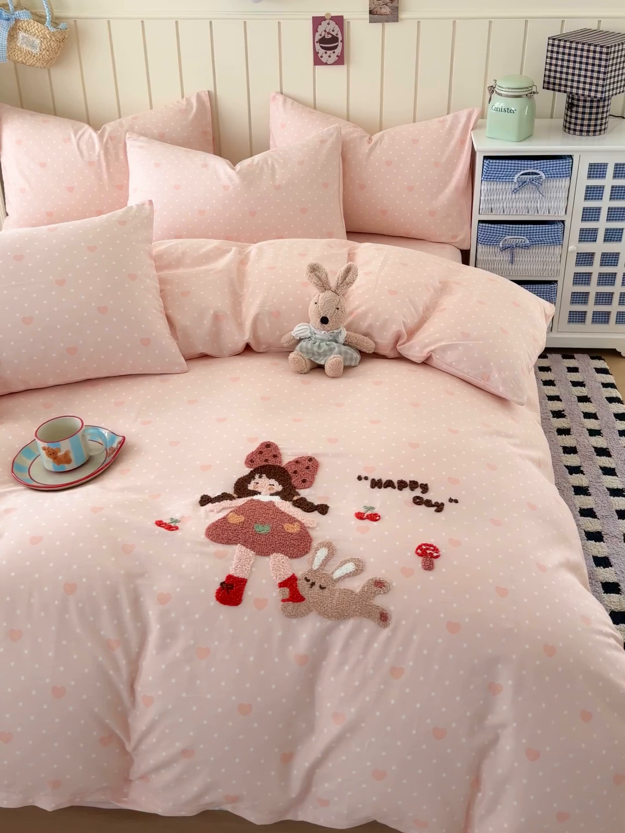 91家纺网 家纺一手货源 找家纺 倾慕家纺 2026新款全棉卡通毛巾绣系列四件套 小兔女孩