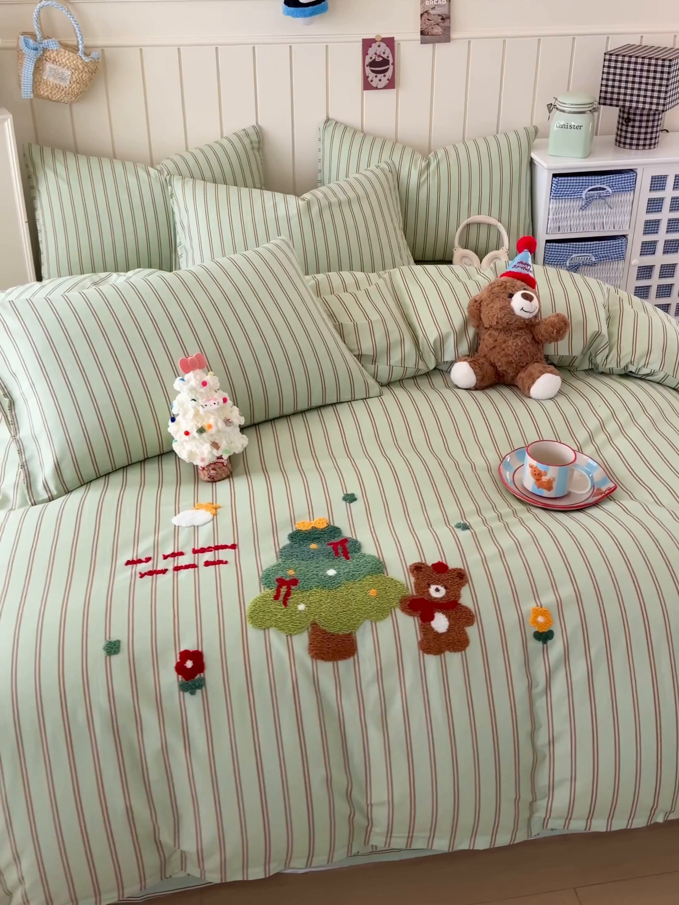 91家纺网 家纺一手货源 找家纺 倾慕家纺 2026新款全棉卡通毛巾绣系列四件套 森林小熊