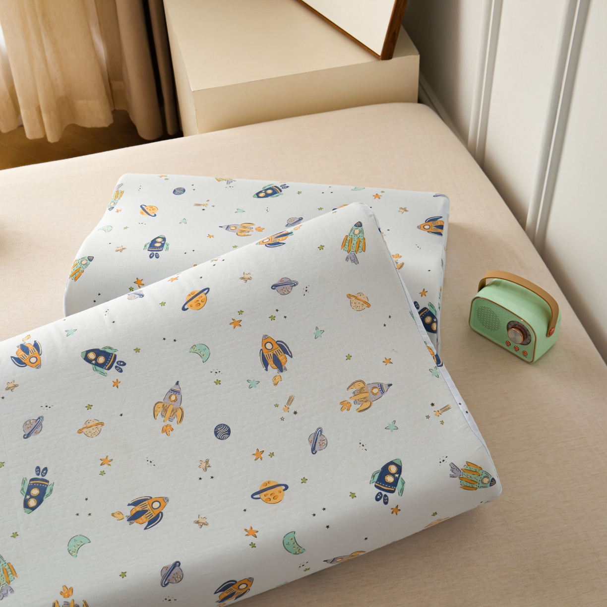 91家纺网 家纺一手货源 找家纺 百寐 2026新款全棉A类双层纱立体乳胶枕套纯棉纱布卡通碎花小清新枕套 立体-太空旅行