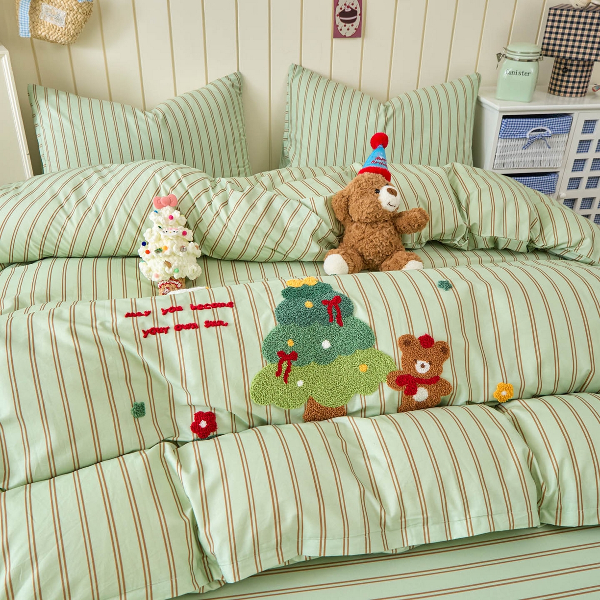 91家纺网 家纺一手货源 找家纺 倾慕家纺 2026新款全棉卡通毛巾绣系列单被套 森林小熊