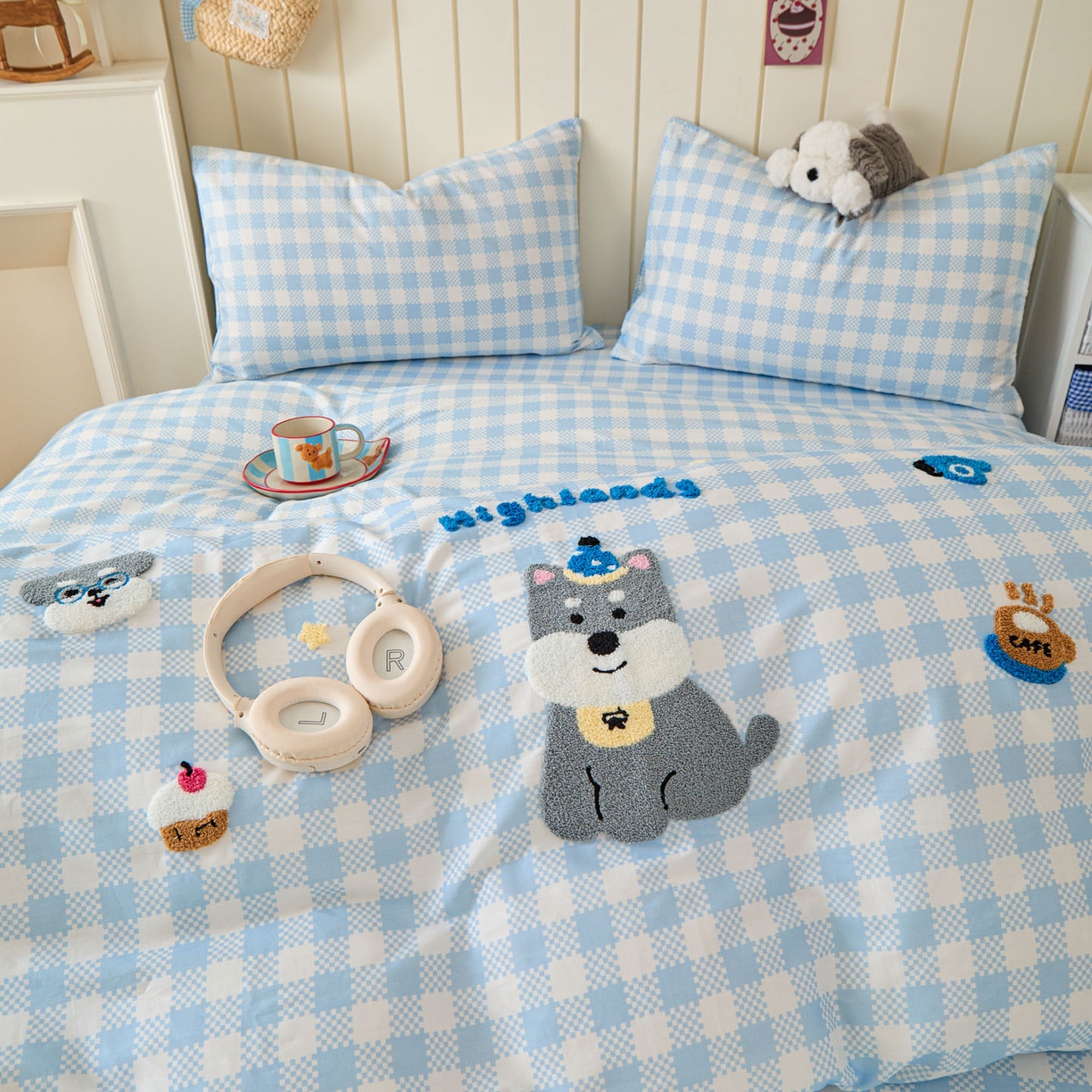 91家纺网 家纺一手货源 找家纺 倾慕家纺 2026新款全棉卡通毛巾绣系列单被套 格子小狗