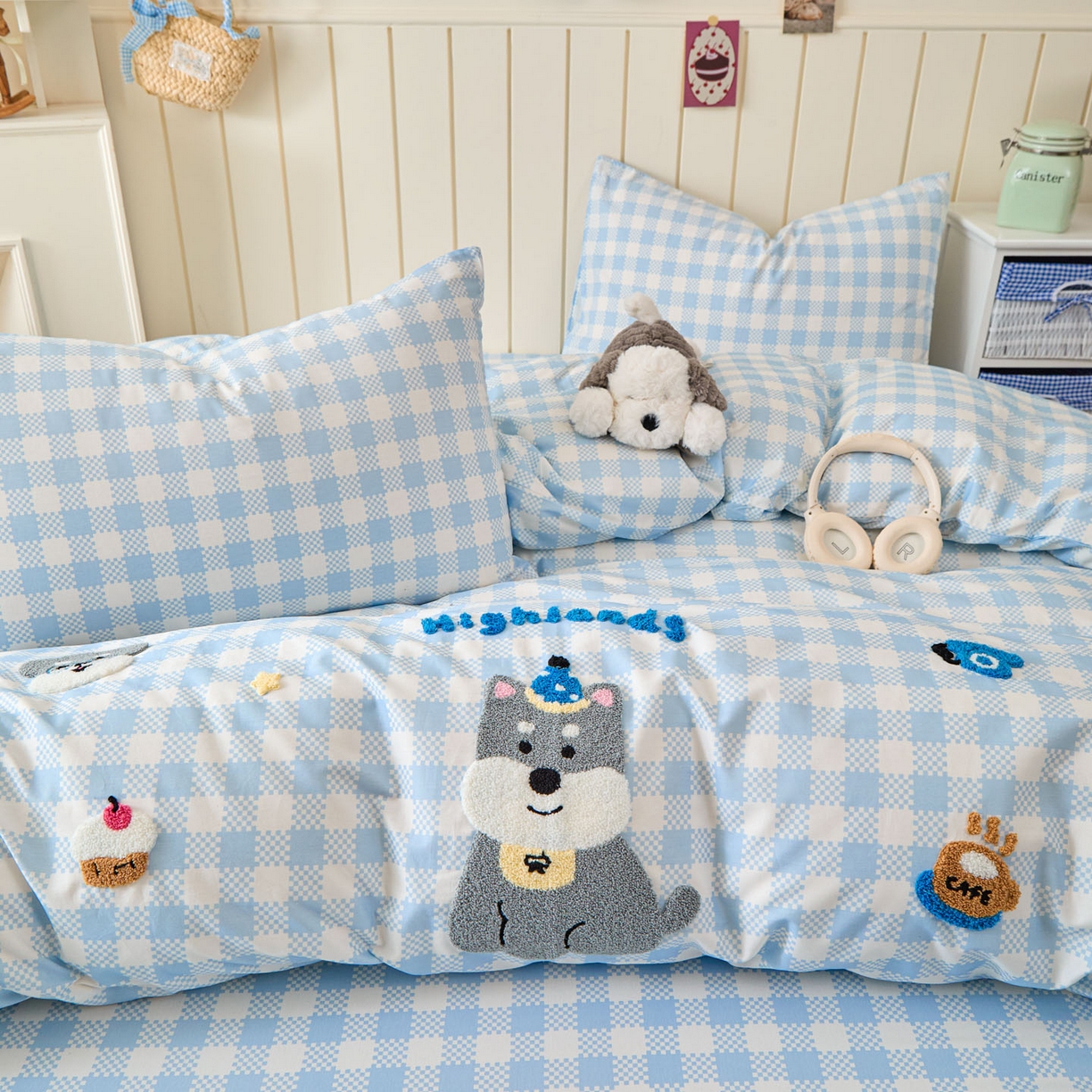 91家纺网 家纺一手货源 找家纺 倾慕家纺 2026新款全棉卡通毛巾绣系列单被套 格子小狗