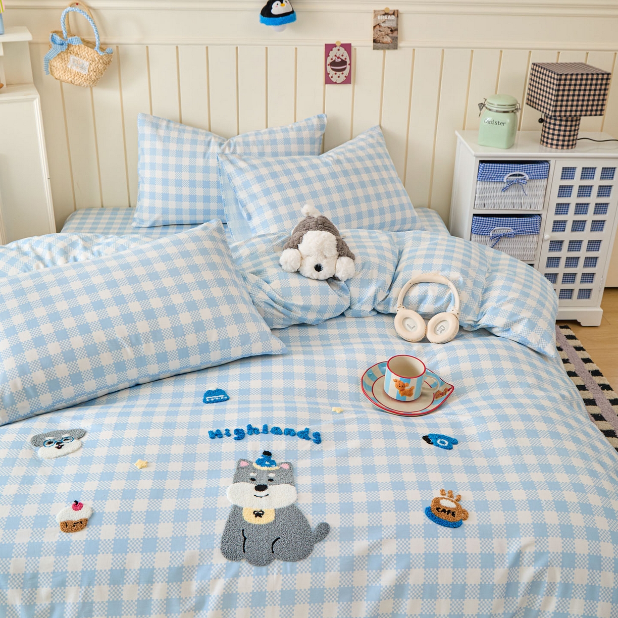 91家纺网 家纺一手货源 找家纺 倾慕家纺 2026新款全棉卡通毛巾绣系列单被套 格子小狗