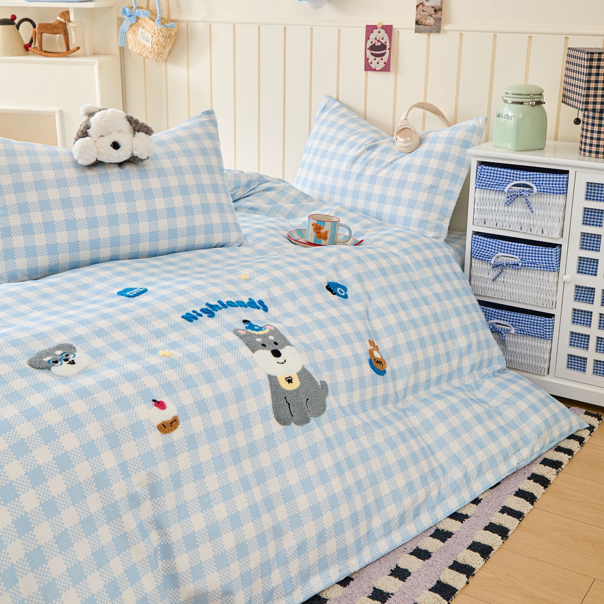 91家纺网 家纺一手货源 找家纺 倾慕家纺 2026新款全棉卡通毛巾绣系列单被套 格子小狗