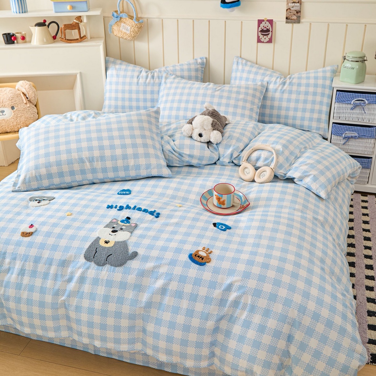 91家纺网 家纺一手货源 找家纺 倾慕家纺 2026新款全棉卡通毛巾绣系列单被套 格子小狗