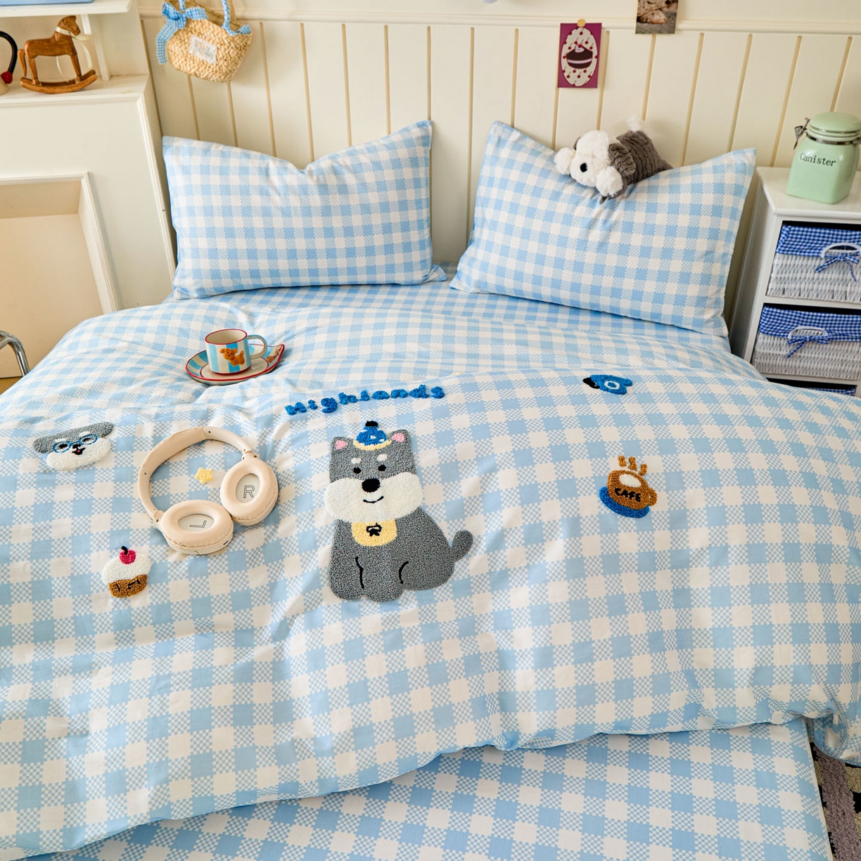 91家纺网 家纺一手货源 找家纺 倾慕家纺 2026新款全棉卡通毛巾绣系列单被套 格子小狗