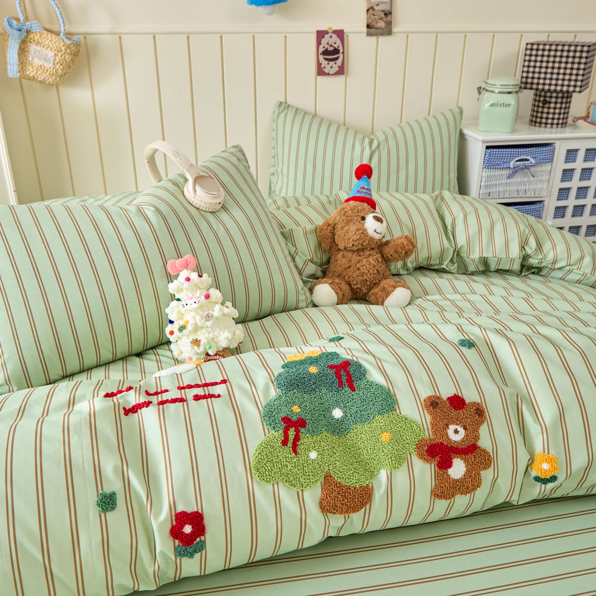 91家纺网 家纺一手货源 找家纺 倾慕家纺 2026新款全棉卡通毛巾绣系列单被套 森林小熊