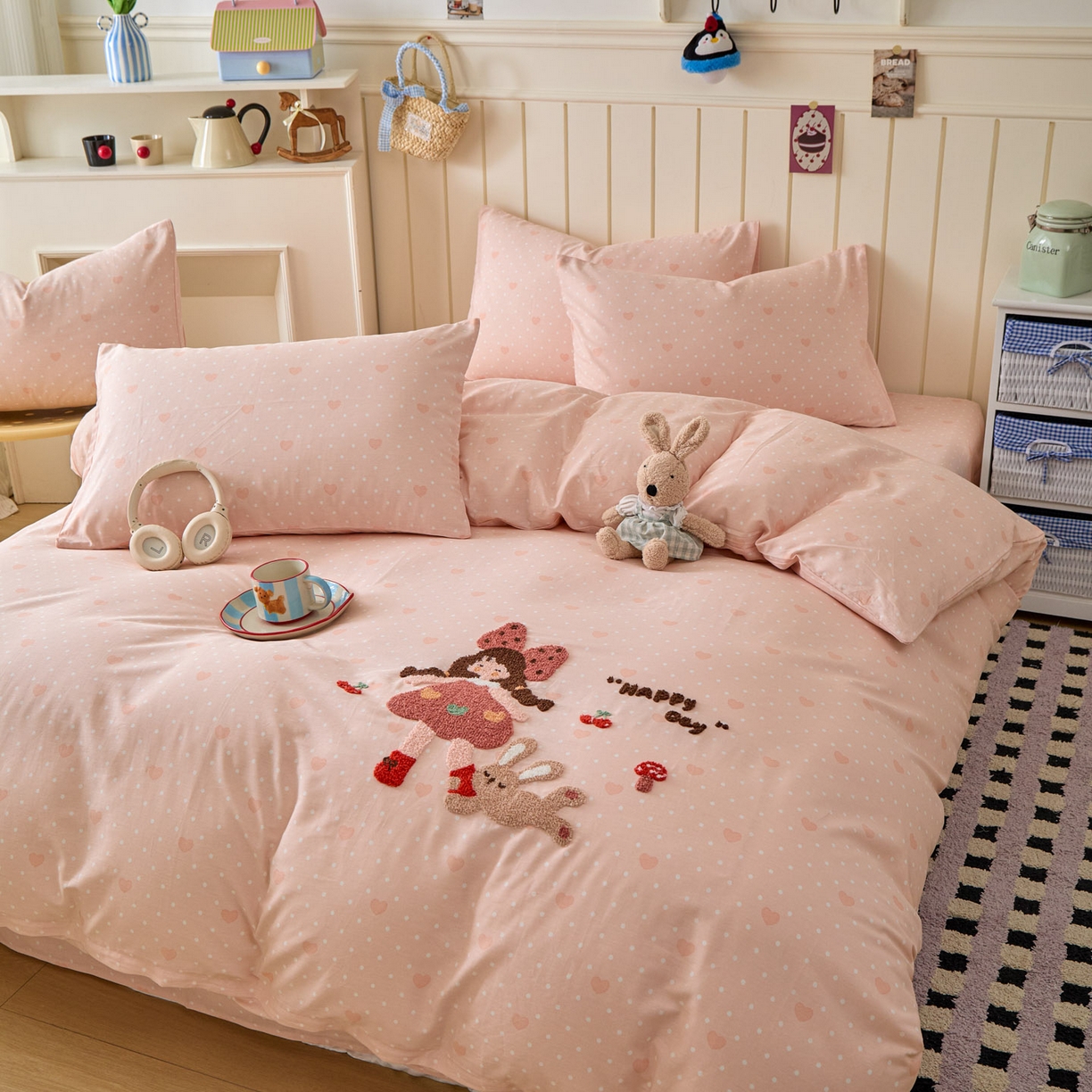 91家纺网 家纺一手货源 找家纺 倾慕家纺 2026新款全棉卡通毛巾绣系列单被套 小兔女孩