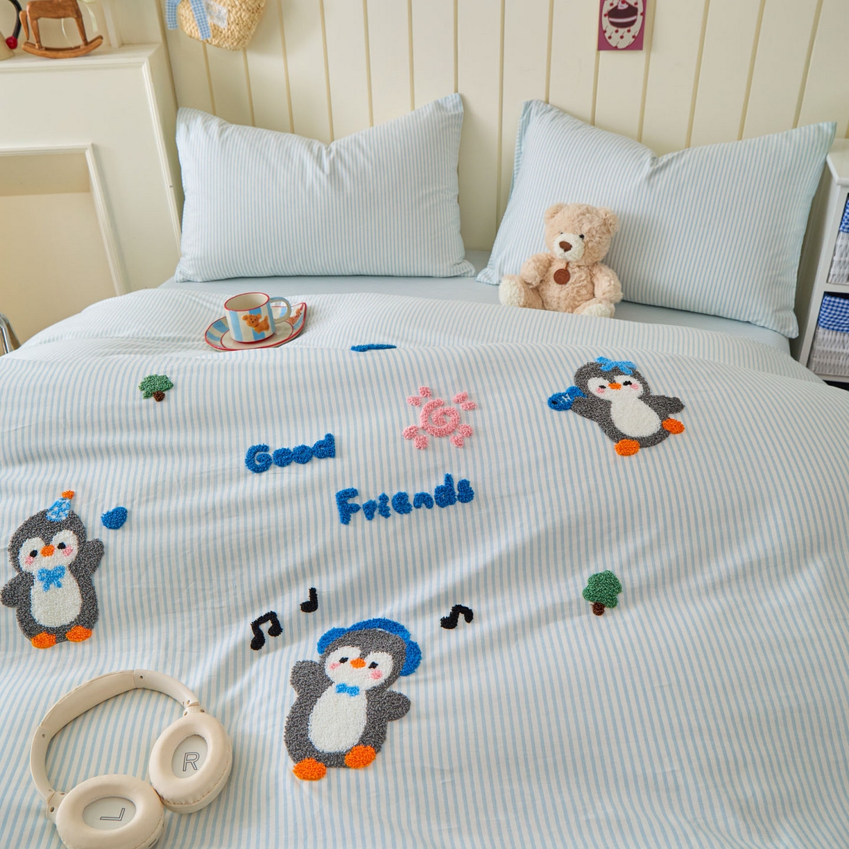 91家纺网 家纺一手货源 找家纺 倾慕家纺 2026新款全棉卡通毛巾绣系列单被套 欢乐企鹅