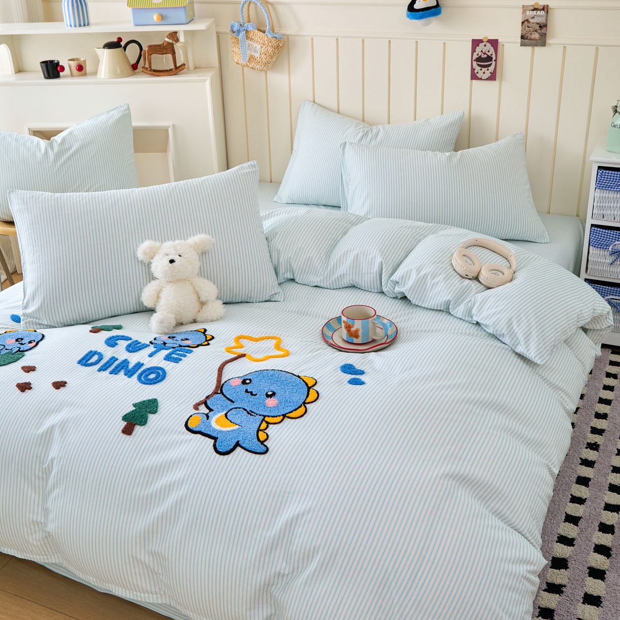 91家纺网 家纺一手货源 找家纺 倾慕家纺 2026新款全棉卡通毛巾绣系列单被套 小树恐龙