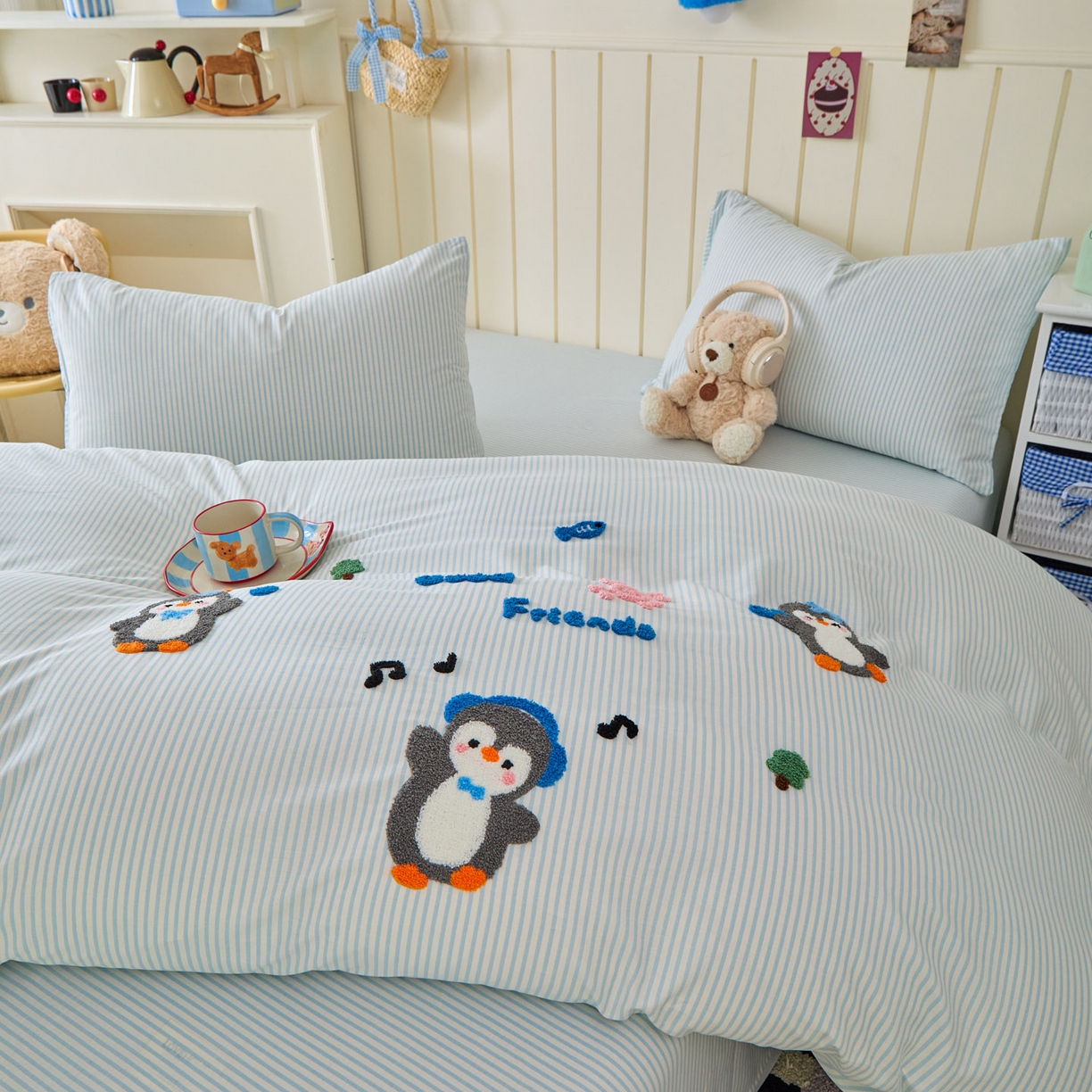 91家纺网 家纺一手货源 找家纺 倾慕家纺 2026新款全棉卡通毛巾绣系列单被套 欢乐企鹅