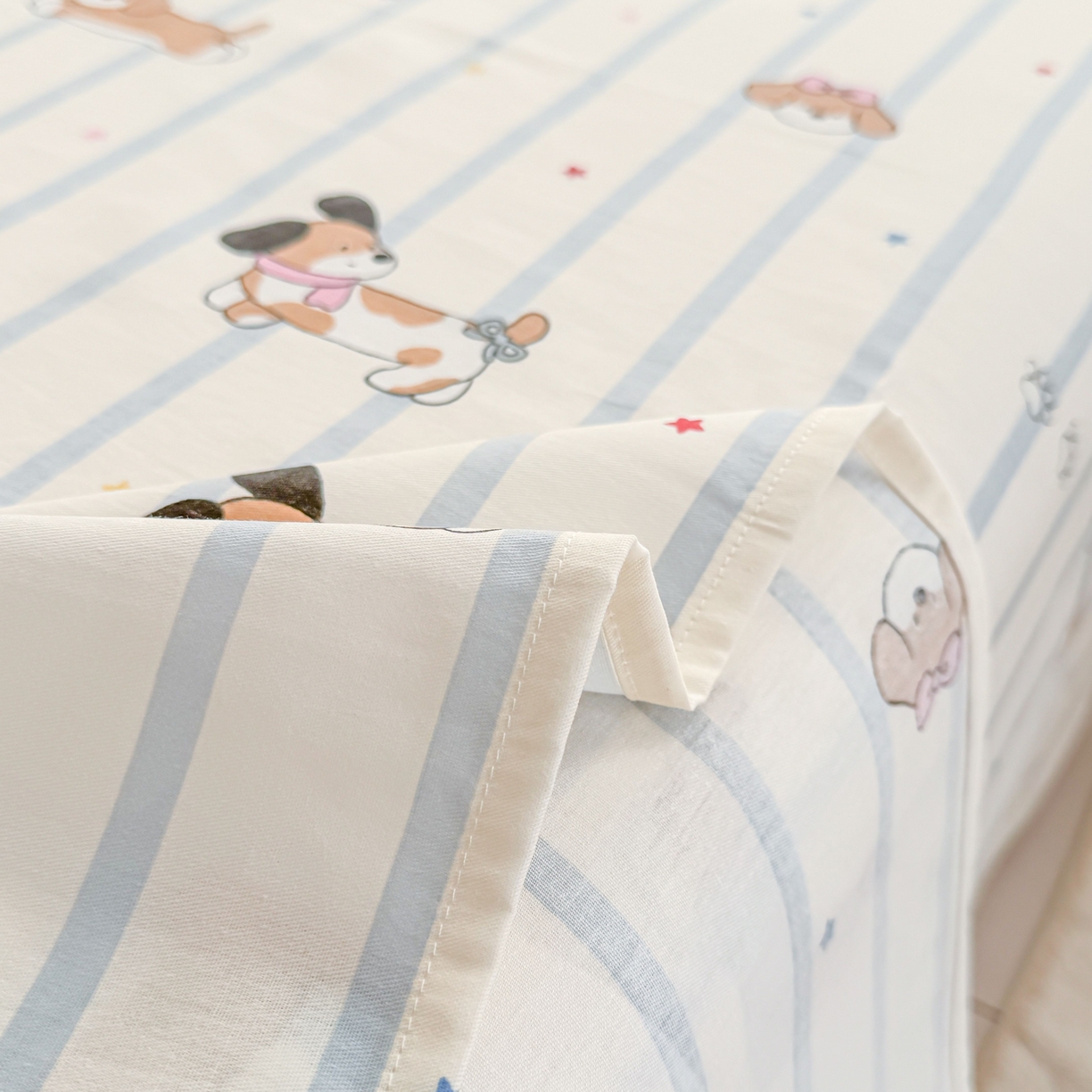 91家纺网 家纺一手货源 找家纺 小蓝孩家纺 2026新款12868全棉印花单床单(联系商家可打折，尺寸可定制) 糖纸童年