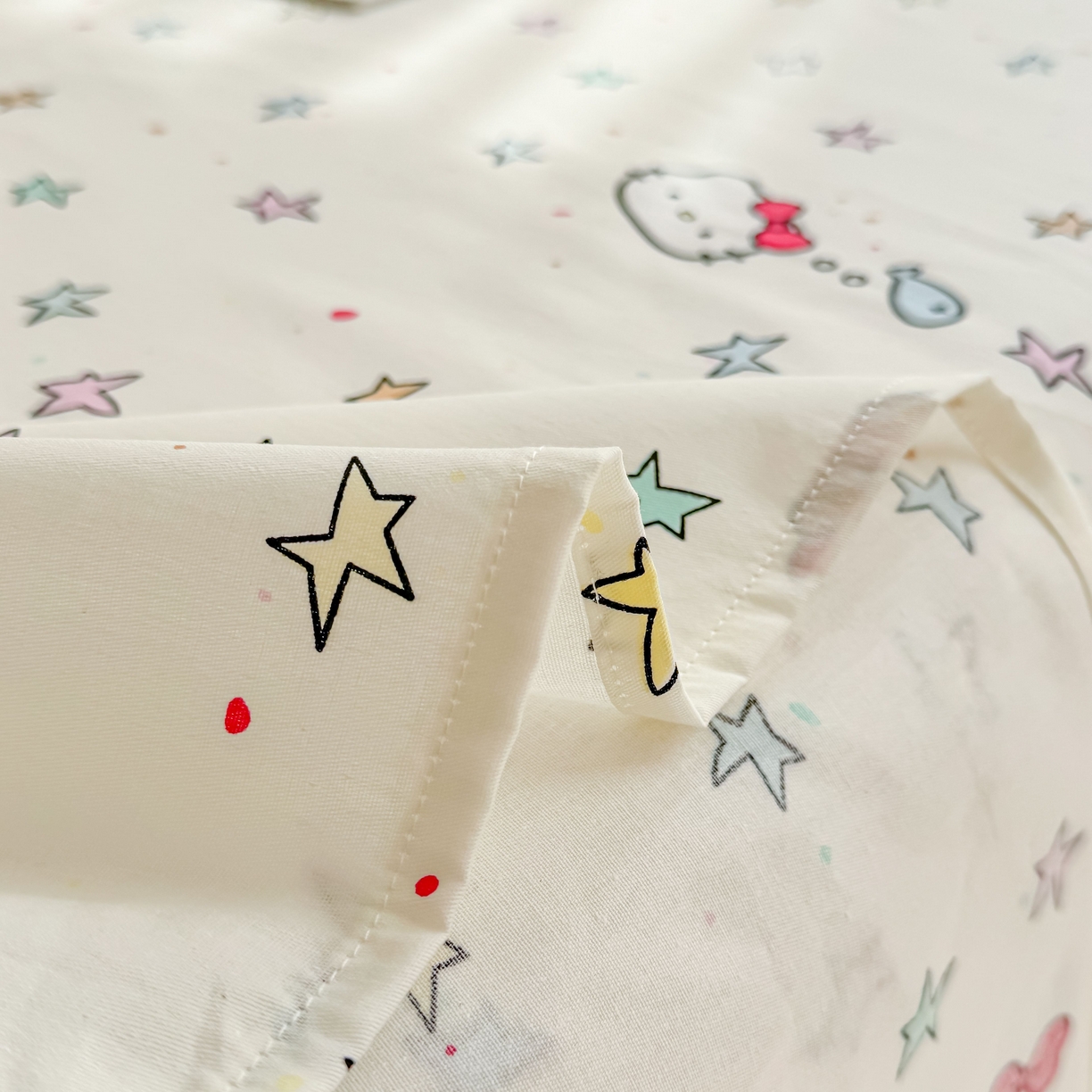 91家纺网 家纺一手货源 找家纺 小蓝孩家纺 2026新款12868全棉印花单床单(联系商家可打折，尺寸可定制) 星星凯蒂猫