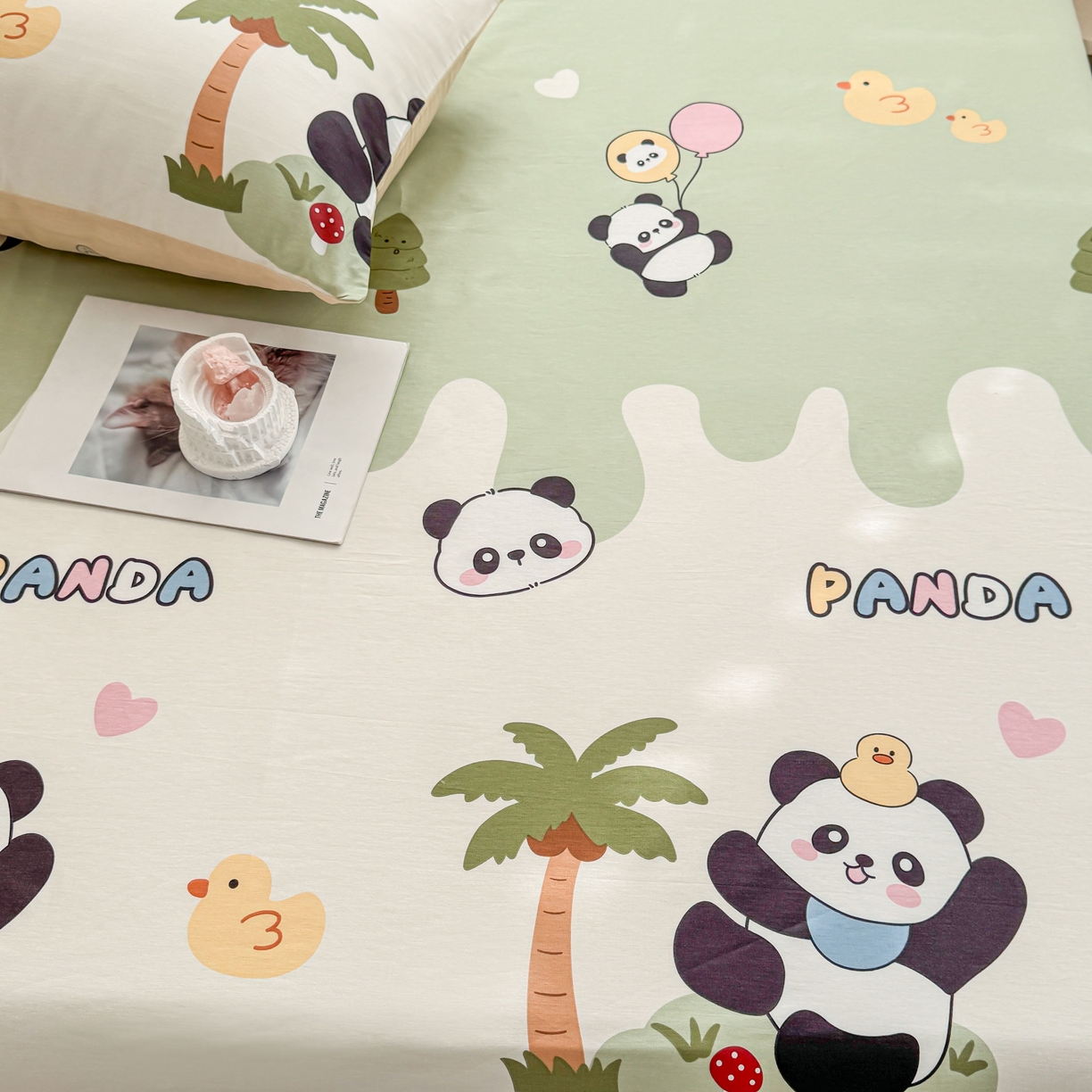 91家纺网 家纺一手货源 找家纺 小蓝孩家纺 2026新款12868全棉印花单床单(联系商家可打折，尺寸可定制) 熊猫鸭鸭乐-绿