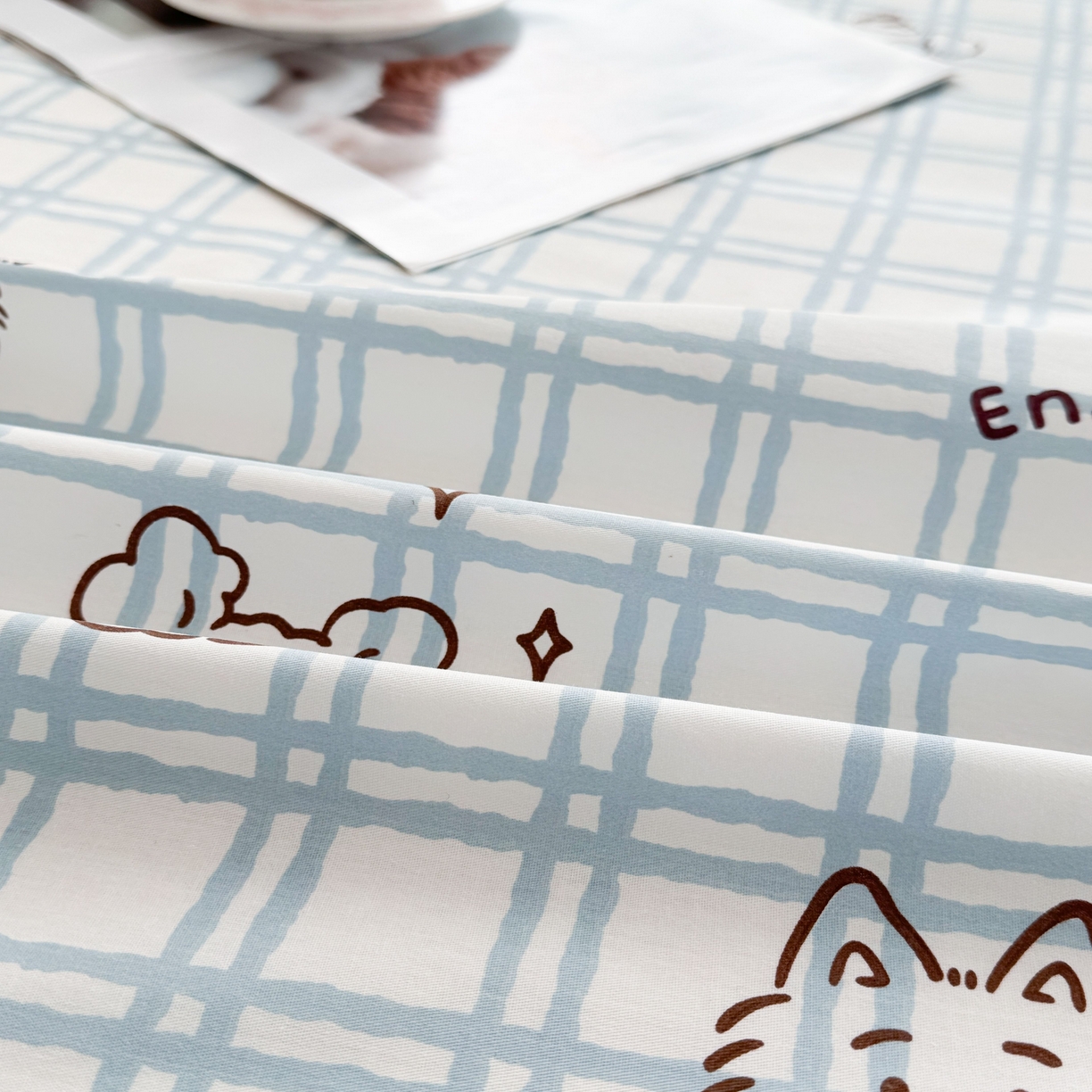 91家纺网 家纺一手货源 找家纺 小蓝孩家纺 2026新款12868全棉印花单床单(联系商家可打折，尺寸可定制) 忧郁棕熊