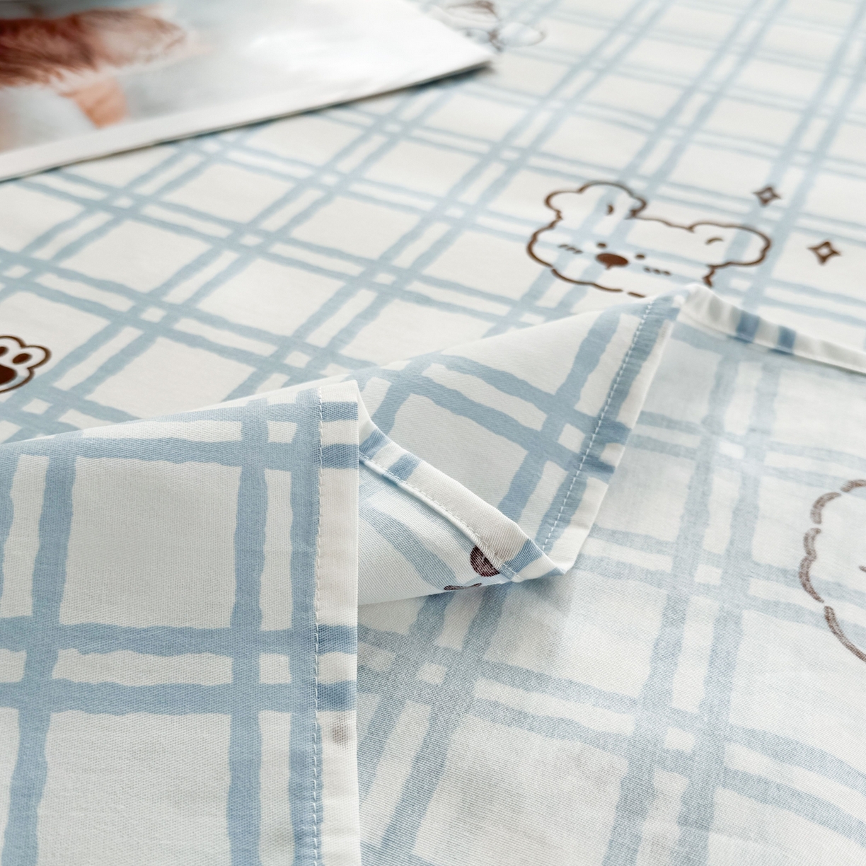 91家纺网 家纺一手货源 找家纺 小蓝孩家纺 2026新款12868全棉印花单床单(联系商家可打折，尺寸可定制) 忧郁棕熊