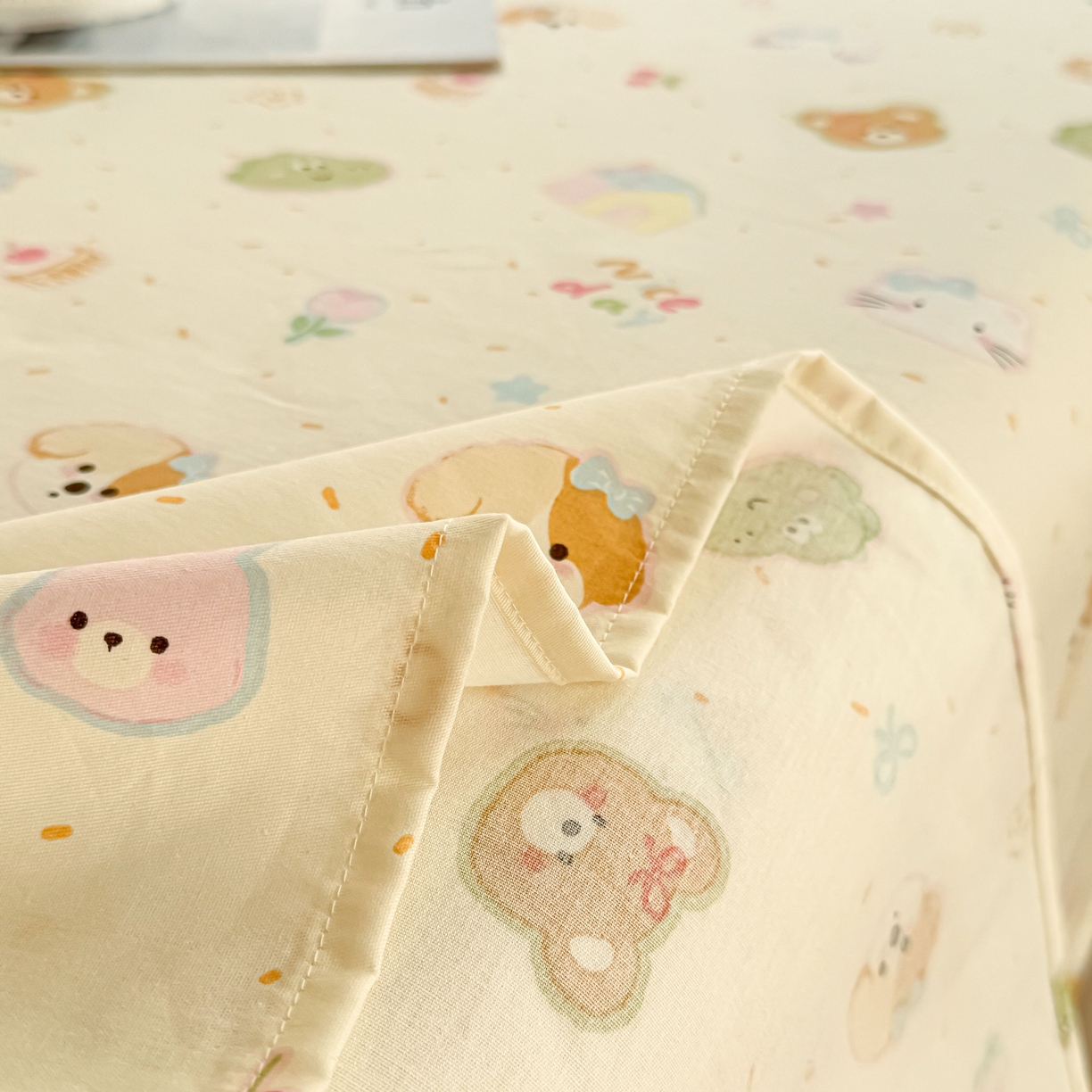 91家纺网 家纺一手货源 找家纺 小蓝孩家纺 2026新款12868全棉印花单床单(联系商家可打折，尺寸可定制) 假日小狗