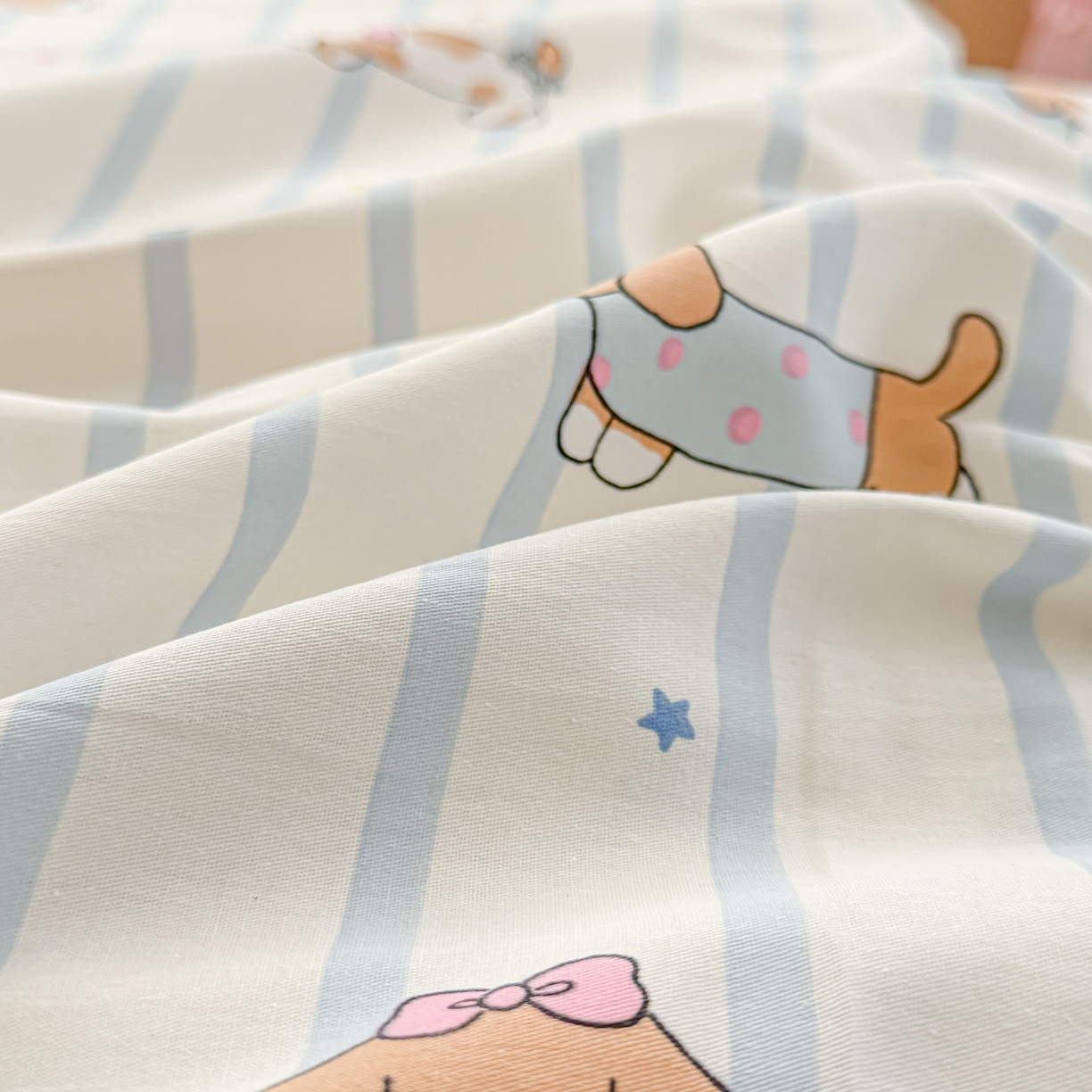 91家纺网 家纺一手货源 找家纺 小蓝孩家纺 2026新款12868全棉印花单床单(联系商家可打折，尺寸可定制) 糖纸童年