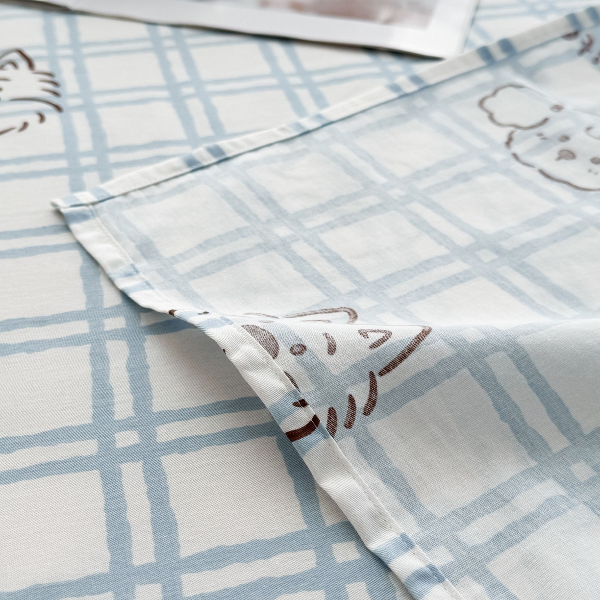 91家纺网 家纺一手货源 找家纺 小蓝孩家纺 2026新款12868全棉印花单床单(联系商家可打折，尺寸可定制) 忧郁棕熊