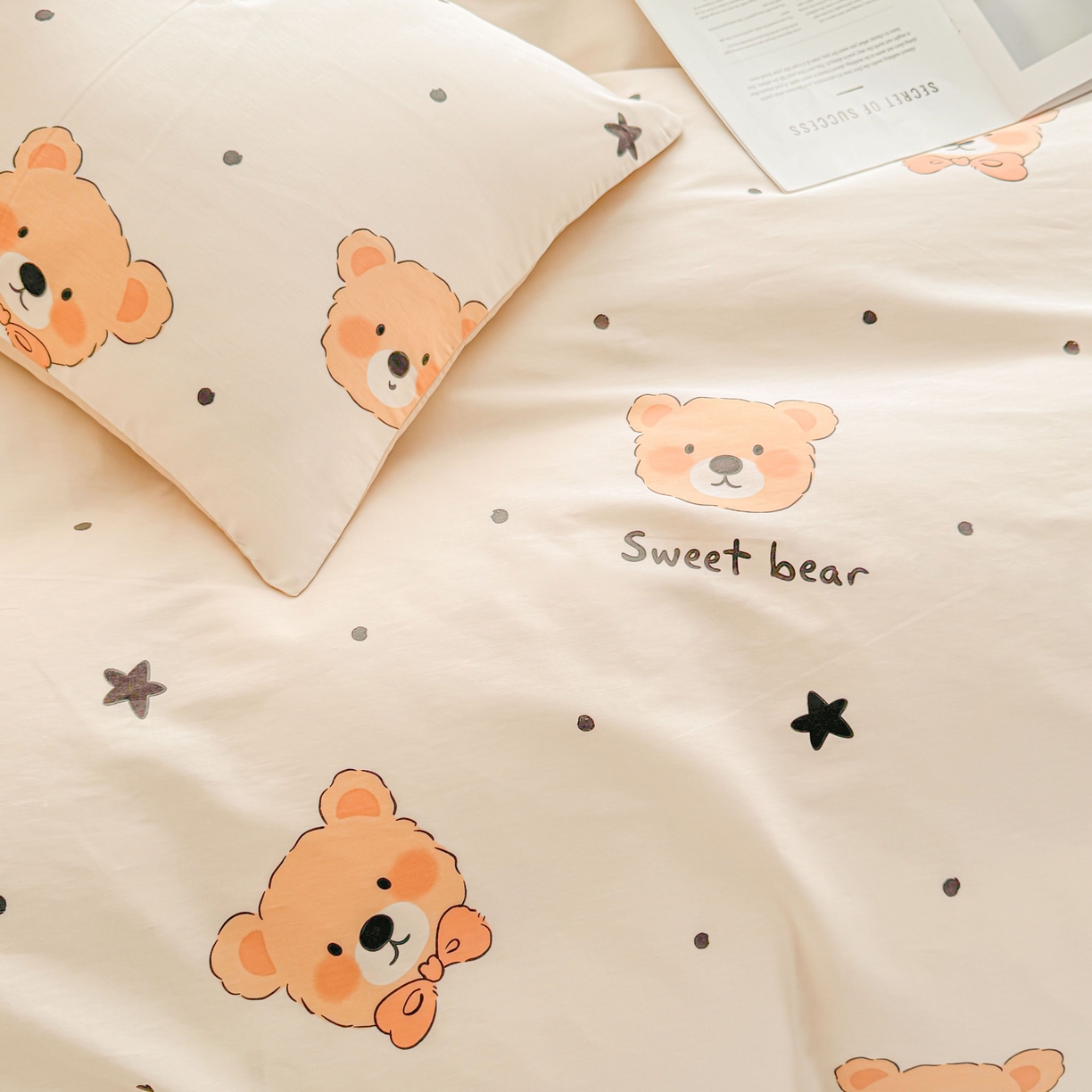 91家纺网 家纺一手货源 找家纺 小蓝孩家纺 2026新款12868全棉纯棉印花四件套（联系商家可打折，尺寸可定制） 领结熊宝