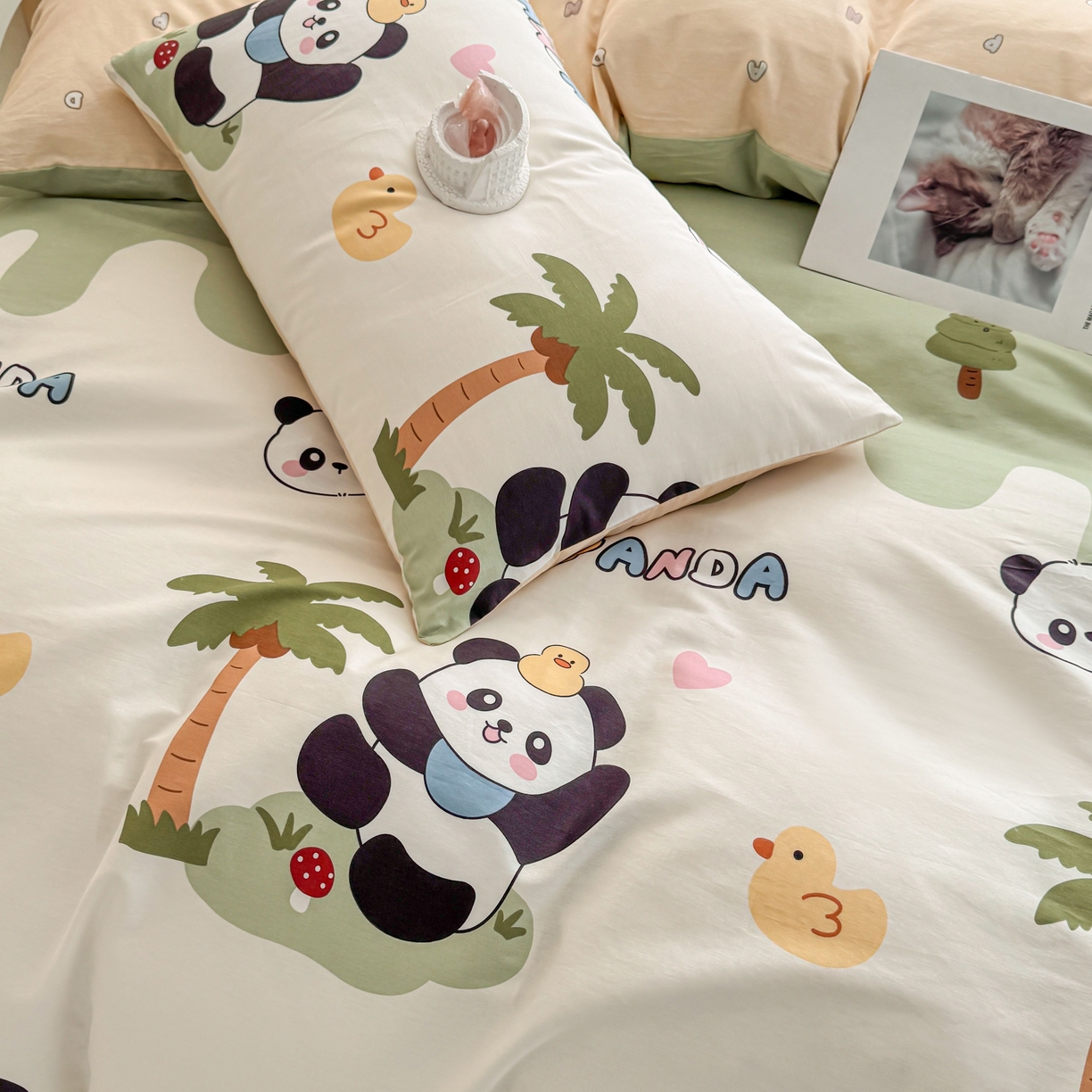 91家纺网 家纺一手货源 找家纺 小蓝孩家纺 2026新款12868全棉纯棉印花四件套（联系商家可打折，尺寸可定制） 熊猫鸭鸭乐-绿