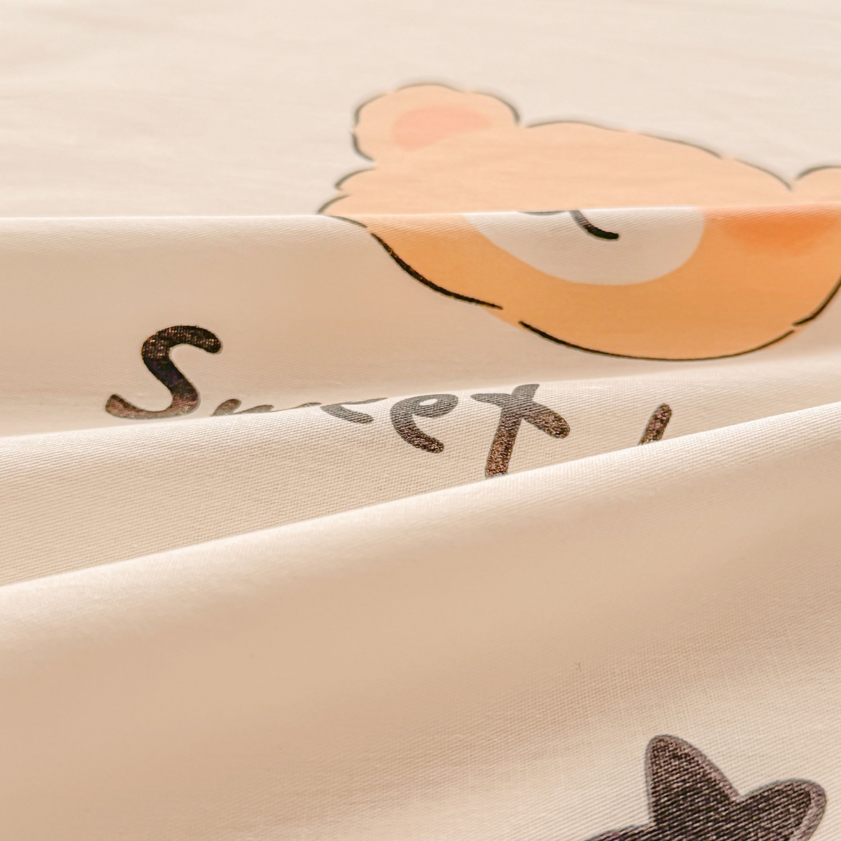 91家纺网 家纺一手货源 找家纺 小蓝孩家纺 2026新款12868全棉印花单床笠(联系商家可打折，尺寸可定制) 领结熊宝