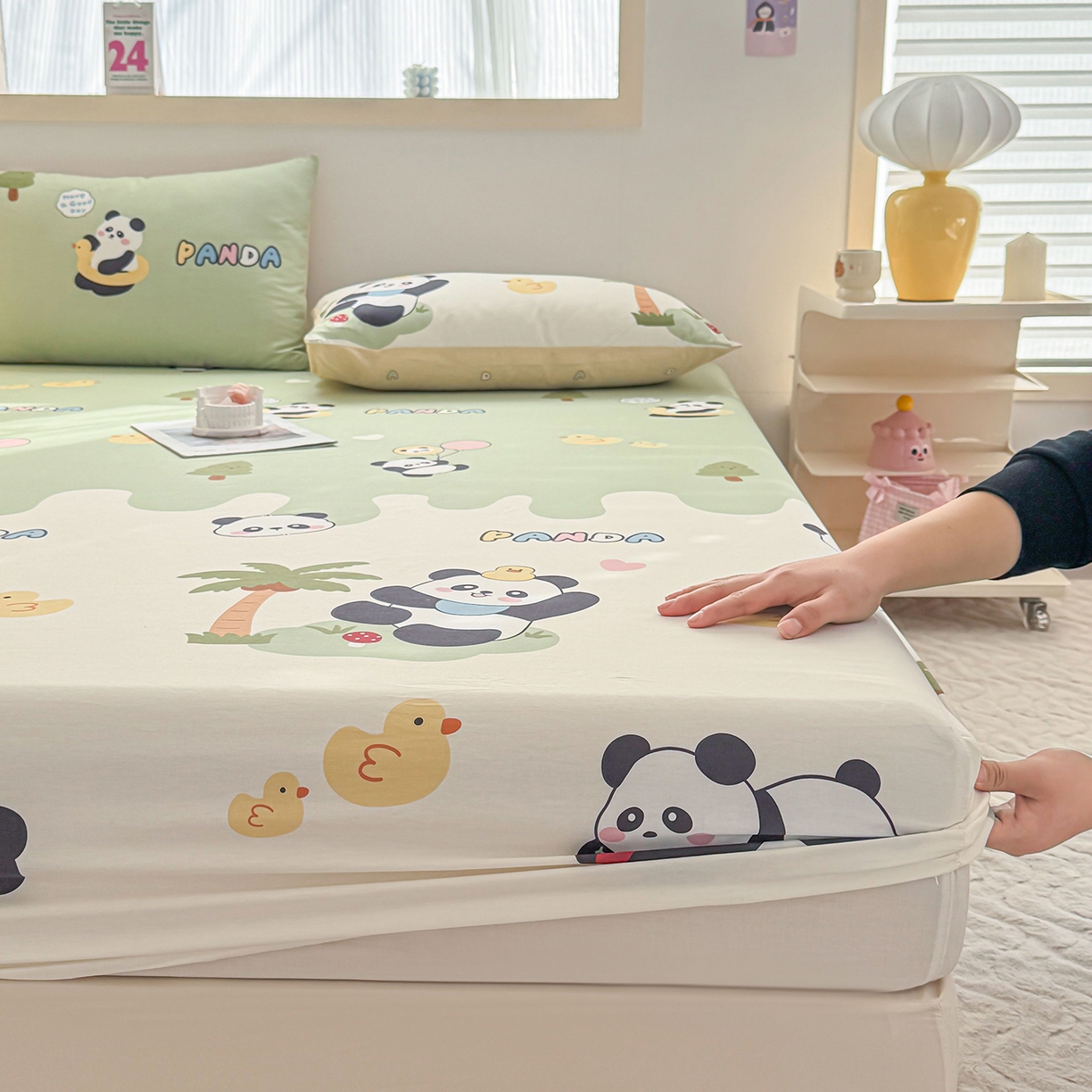 91家纺网 家纺一手货源 找家纺 小蓝孩家纺 2026新款12868全棉印花单床笠(联系商家可打折，尺寸可定制) 熊猫鸭鸭乐-绿