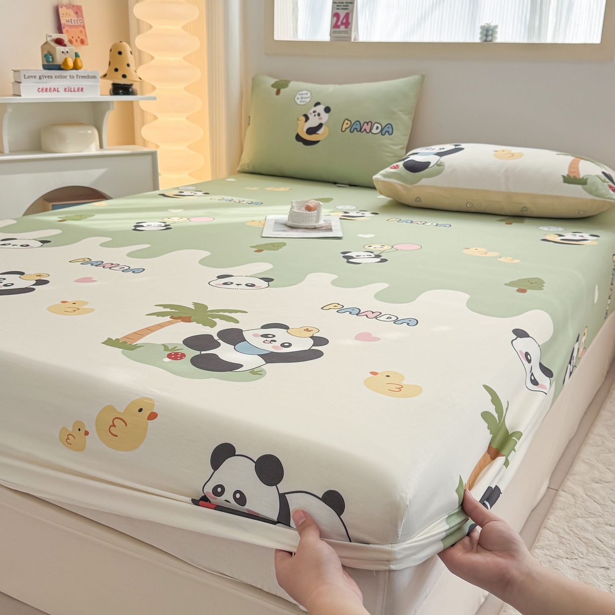 91家纺网 家纺一手货源 找家纺 小蓝孩家纺 2026新款12868全棉印花单床笠(联系商家可打折，尺寸可定制) 熊猫鸭鸭乐-绿