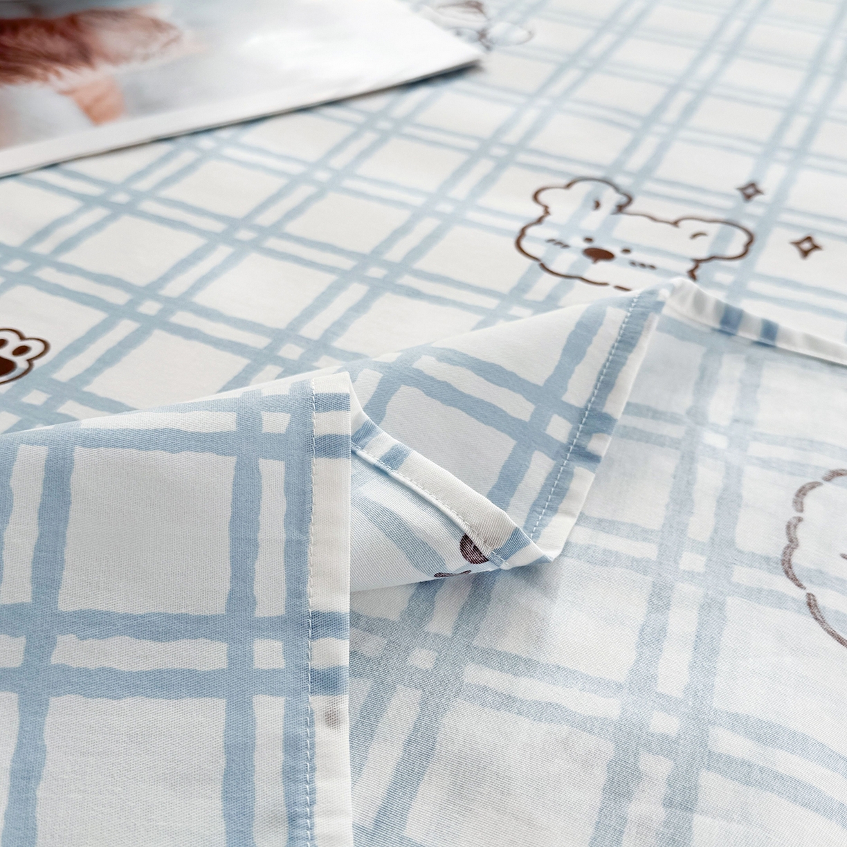 91家纺网 家纺一手货源 找家纺 小蓝孩家纺 2026新款12868全棉印花单床笠(联系商家可打折，尺寸可定制) 忧郁棕熊