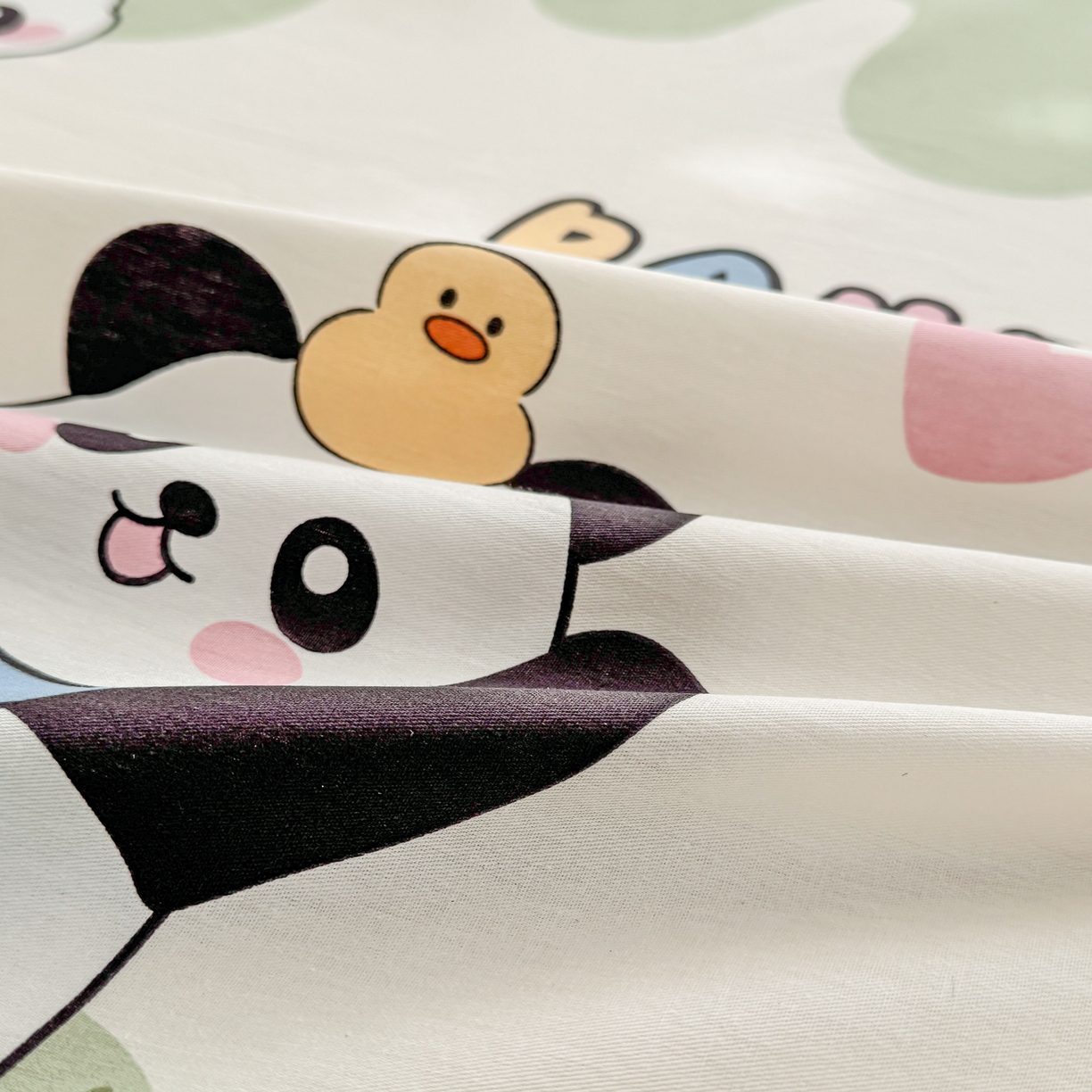 91家纺网 家纺一手货源 找家纺 小蓝孩家纺 2026新款12868全棉印花单床笠(联系商家可打折，尺寸可定制) 熊猫鸭鸭乐-绿