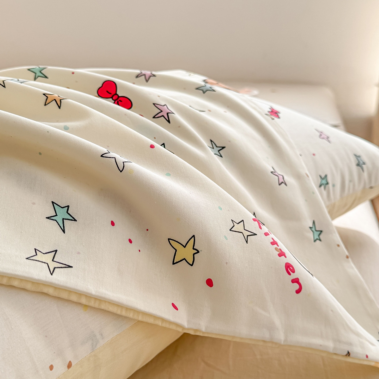 91家纺网 家纺一手货源 找家纺 小蓝孩家纺 2026新款12868全棉单人信封枕套(联系商家可打折，尺寸可定制) 星星凯蒂猫